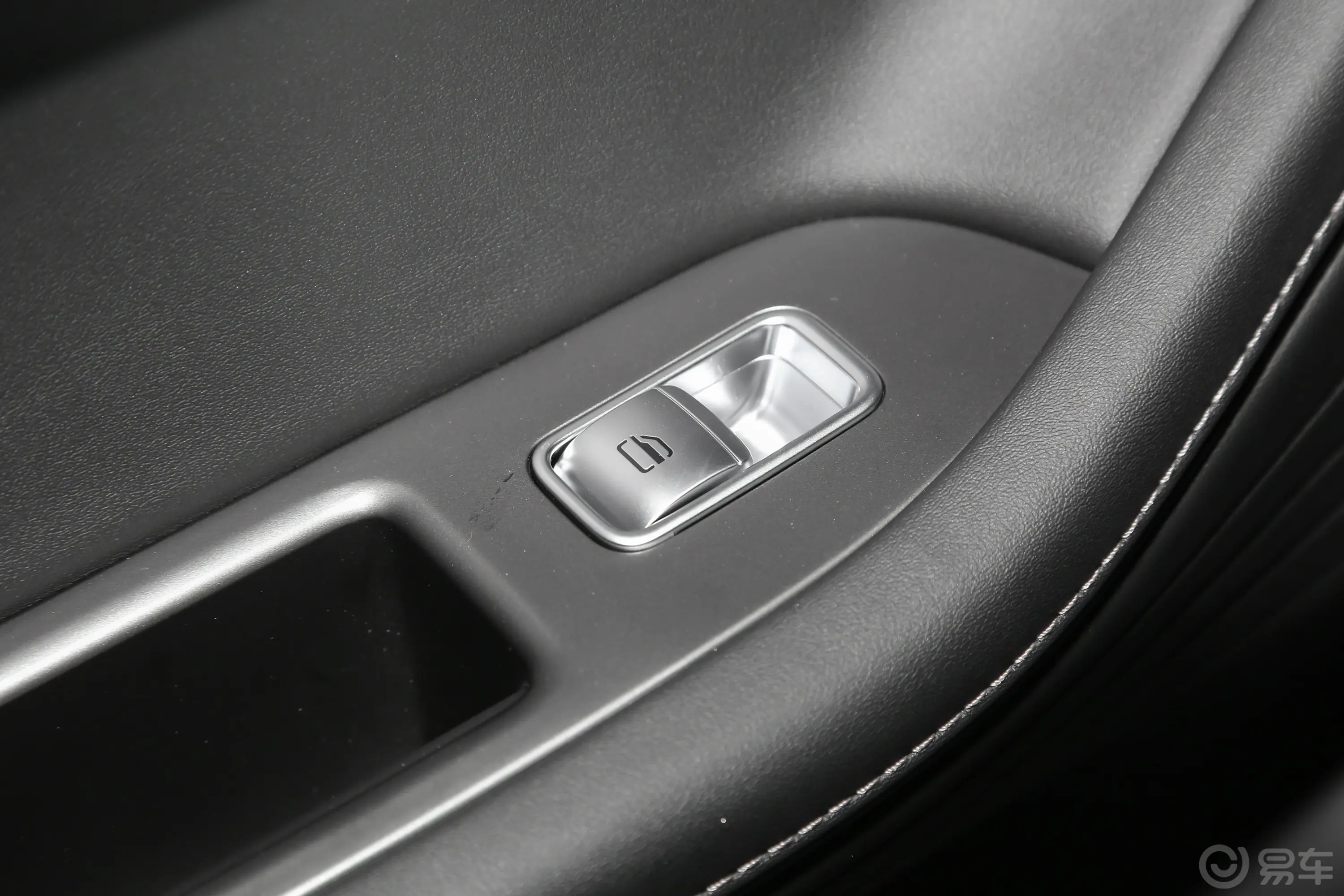 瑞虎7 PLUS冠军版 1.5T 双离合尊贵型后车窗调节