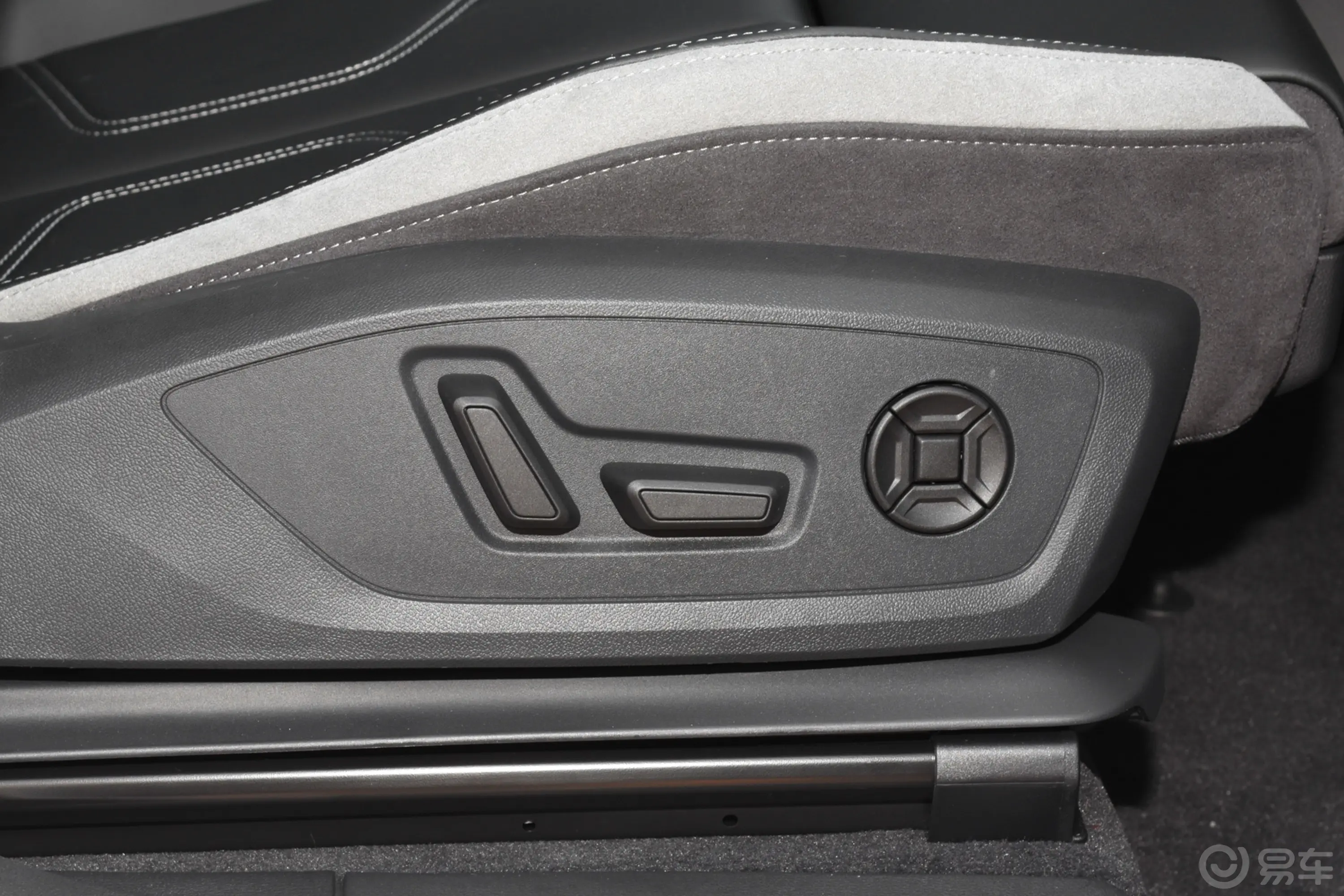 奥迪Q340 TFSI 时尚动感型副驾座椅调节