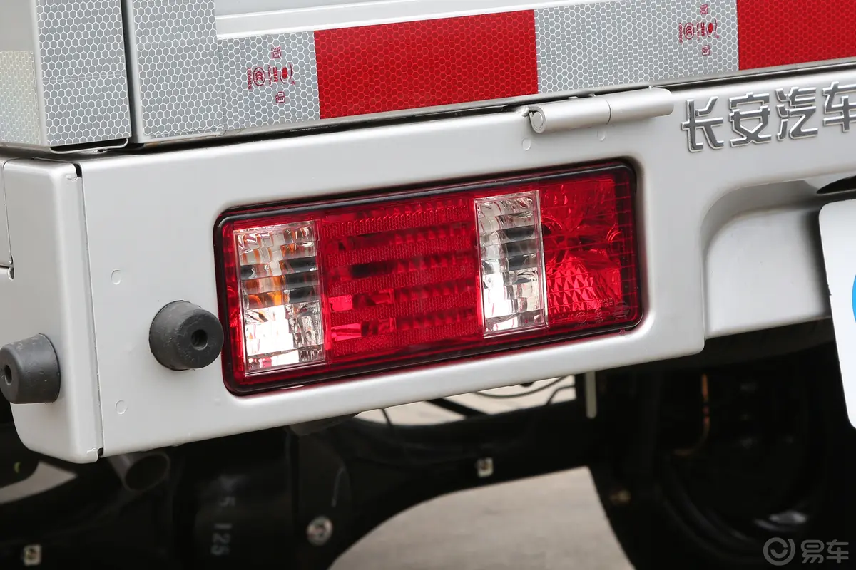 新豹T3渝安1.6L 3.05米栏板单排单后轮舒适型外观灯组