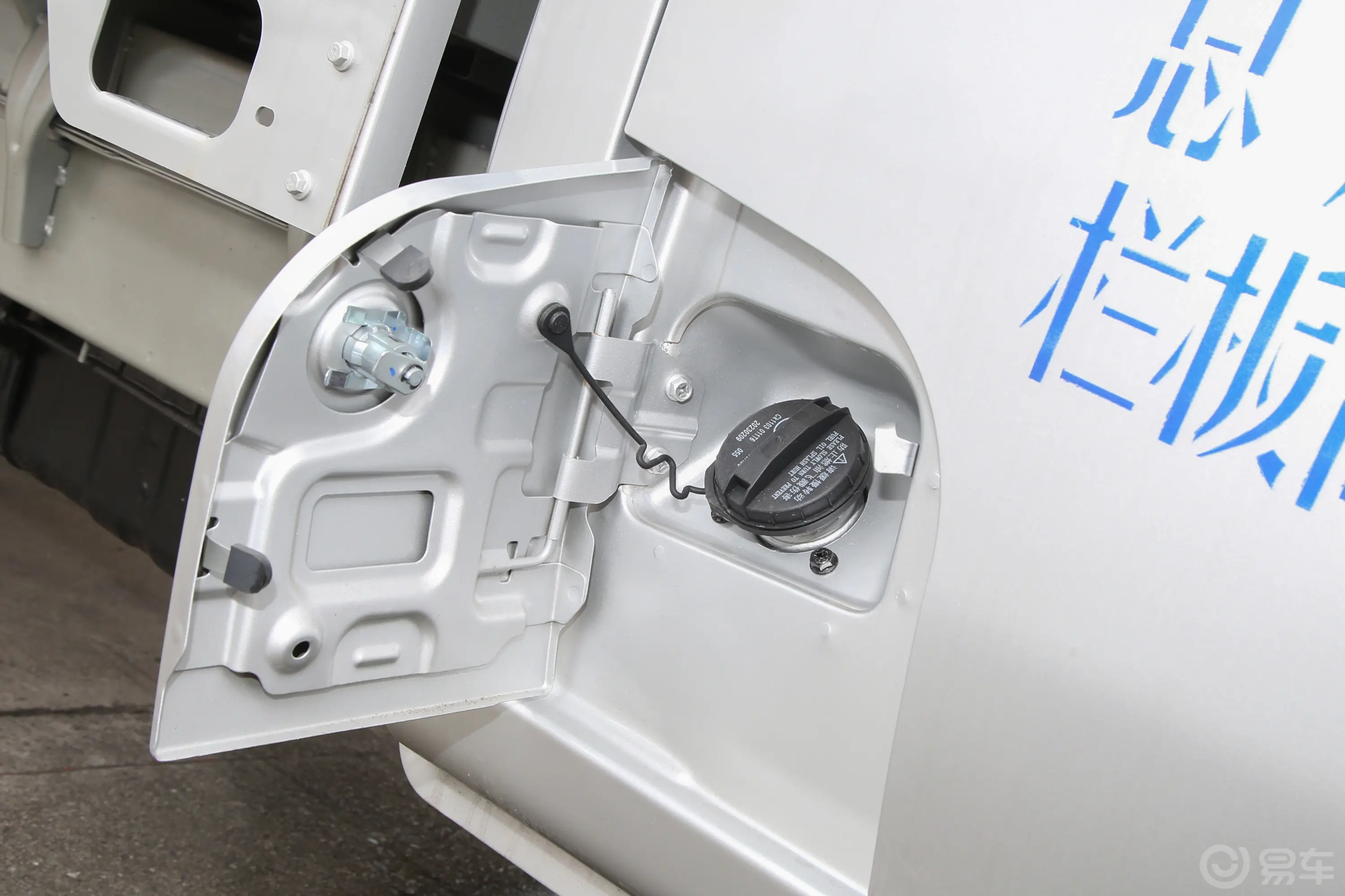 新豹T3渝安1.6L 3.05米栏板单排单后轮舒适型油箱盖