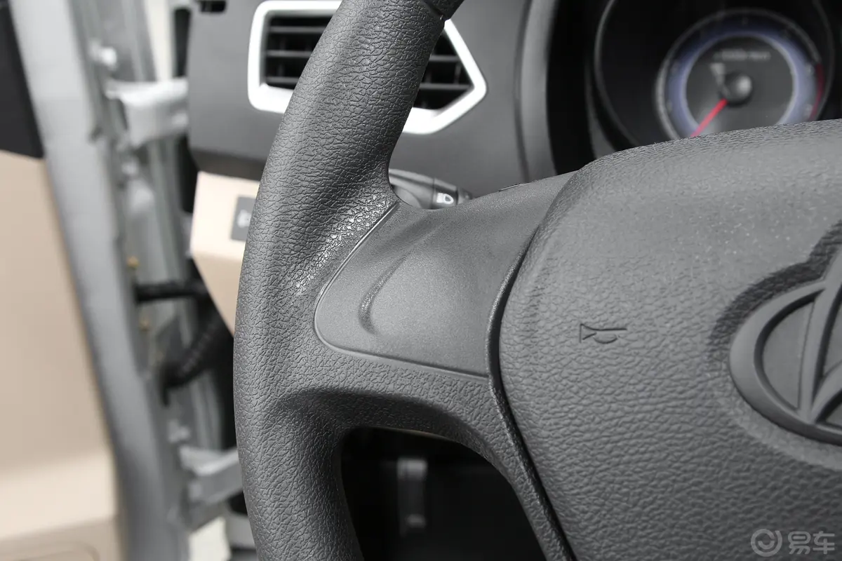 新豹T3渝安1.6L 3.05米栏板单排单后轮舒适型左侧方向盘功能按键