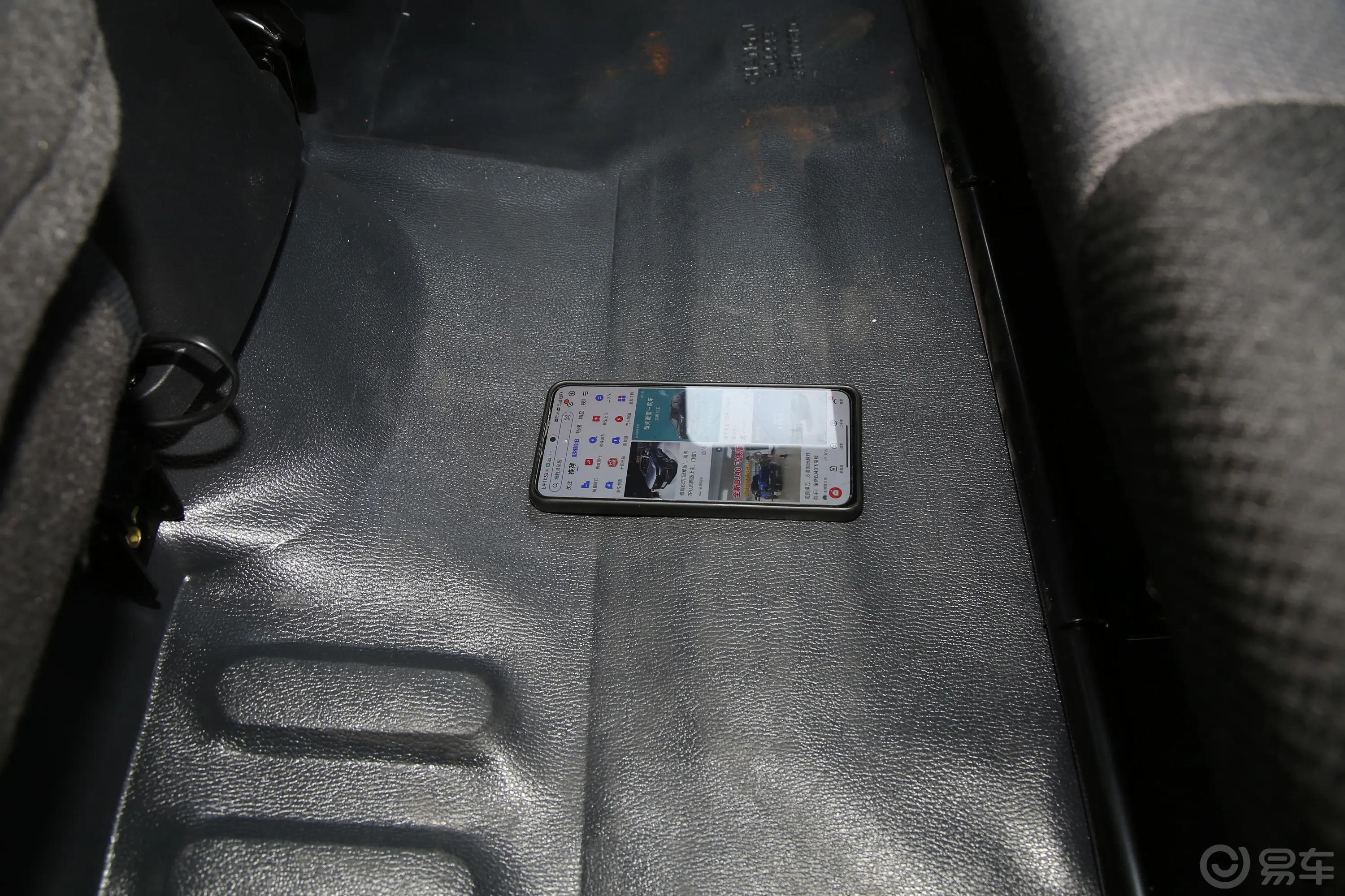 神骐T301.6L 双排3.01米标准车舒适型 CNG后排地板中间位置