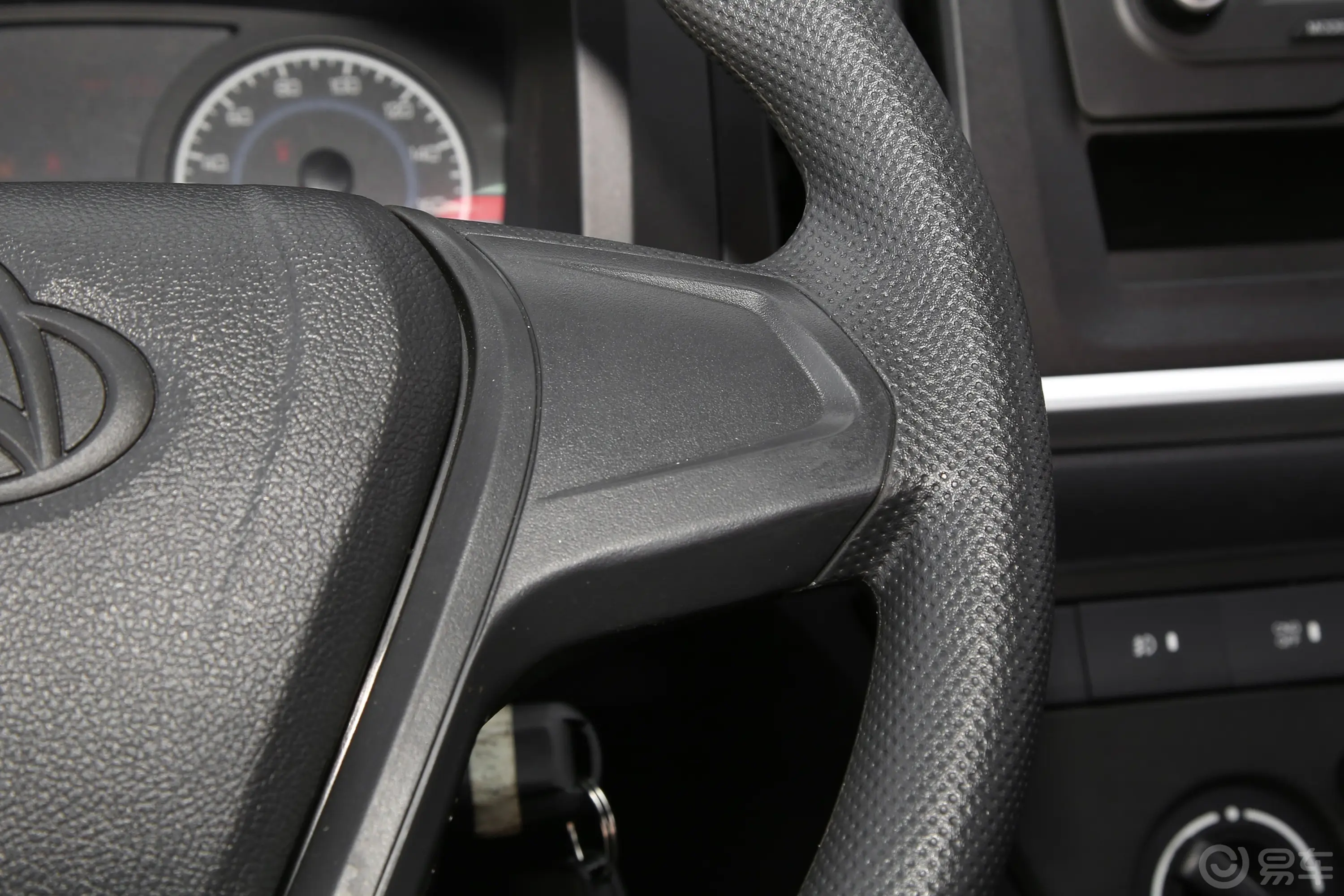 神骐T301.6L 双排3.01米标准车舒适型 CNG右侧方向盘功能按键