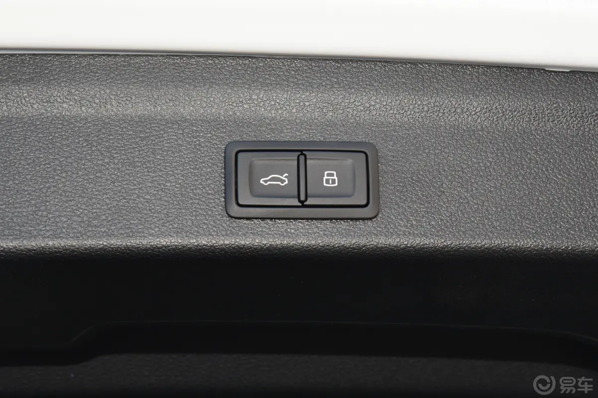 奥迪Q340 TFSI 时尚动感型电动尾门按键（手动扶手）