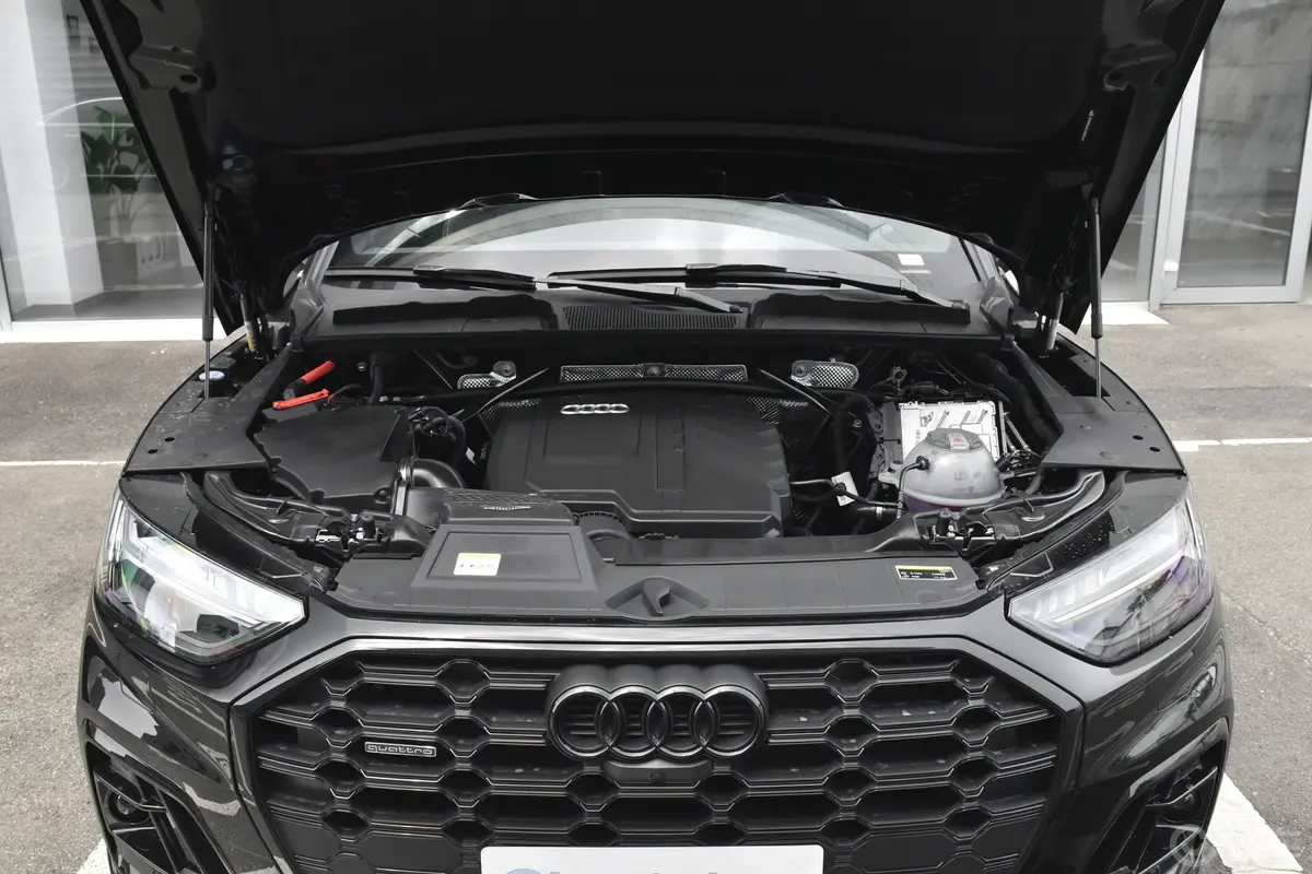 奥迪Q5L45 TFSI 臻选动感型发动机舱整体