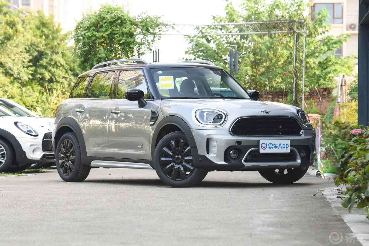 MINI COUNTRYMAN改款二 1.5T COOPER ALL4 鉴赏家侧前45度车头向右水平