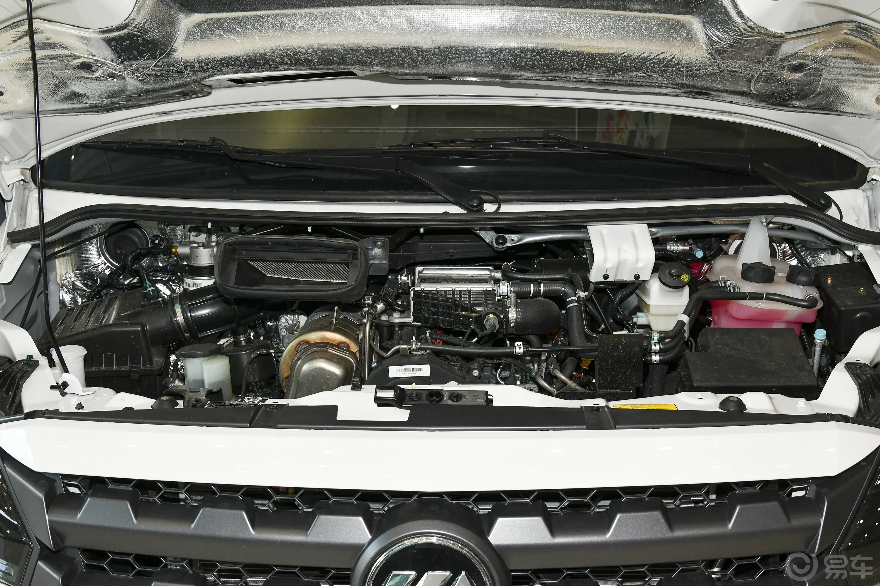 图雅诺大麦多功能车 2.0T 手动长轴中顶后单胎 110kW  7座发动机特写