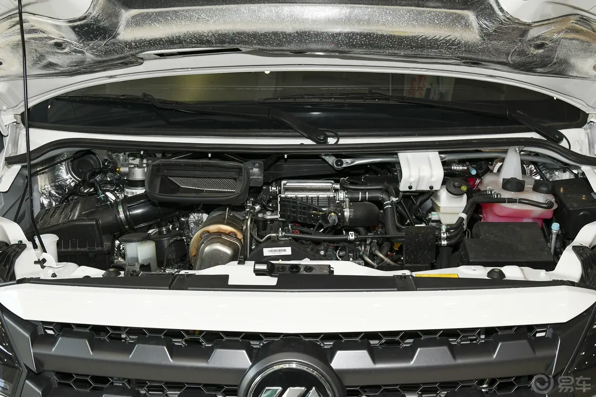 图雅诺大麦多功能车 2.0T 手动长轴中顶后单胎 110kW  7座发动机特写