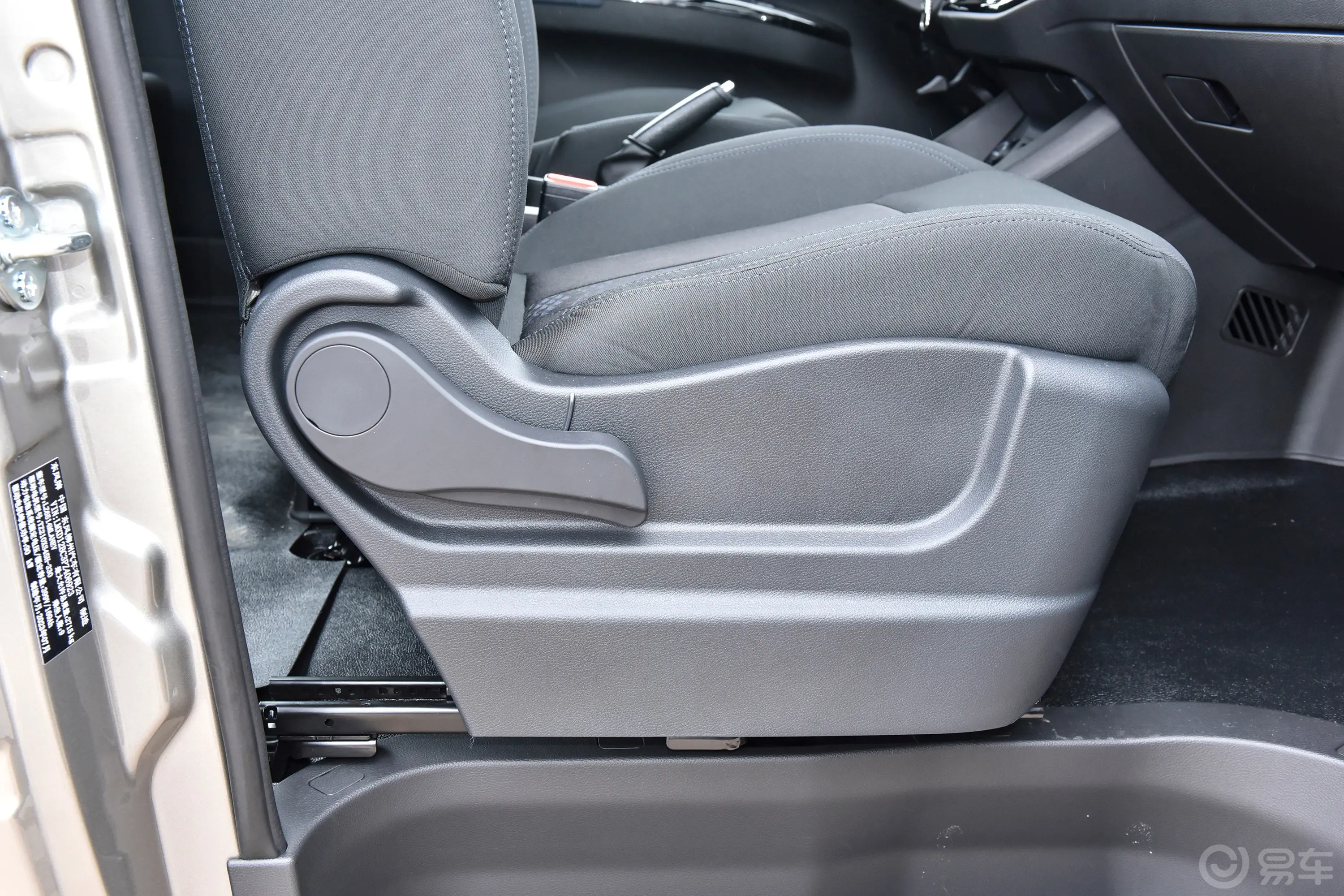 菱智M5 EV客运版 401km 标准型 9座副驾座椅调节