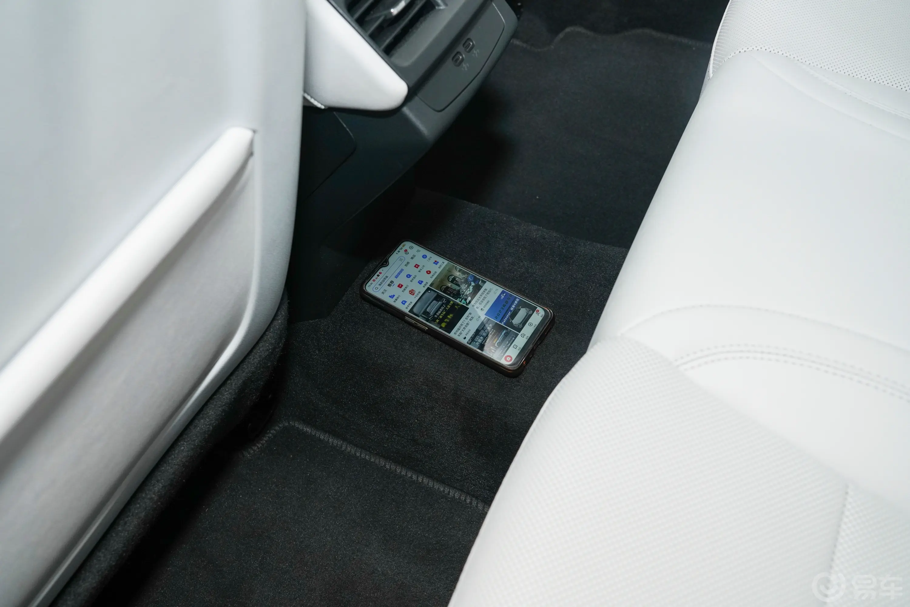 凯迪拉克GT425T 两驱豪华型后排地板中间位置