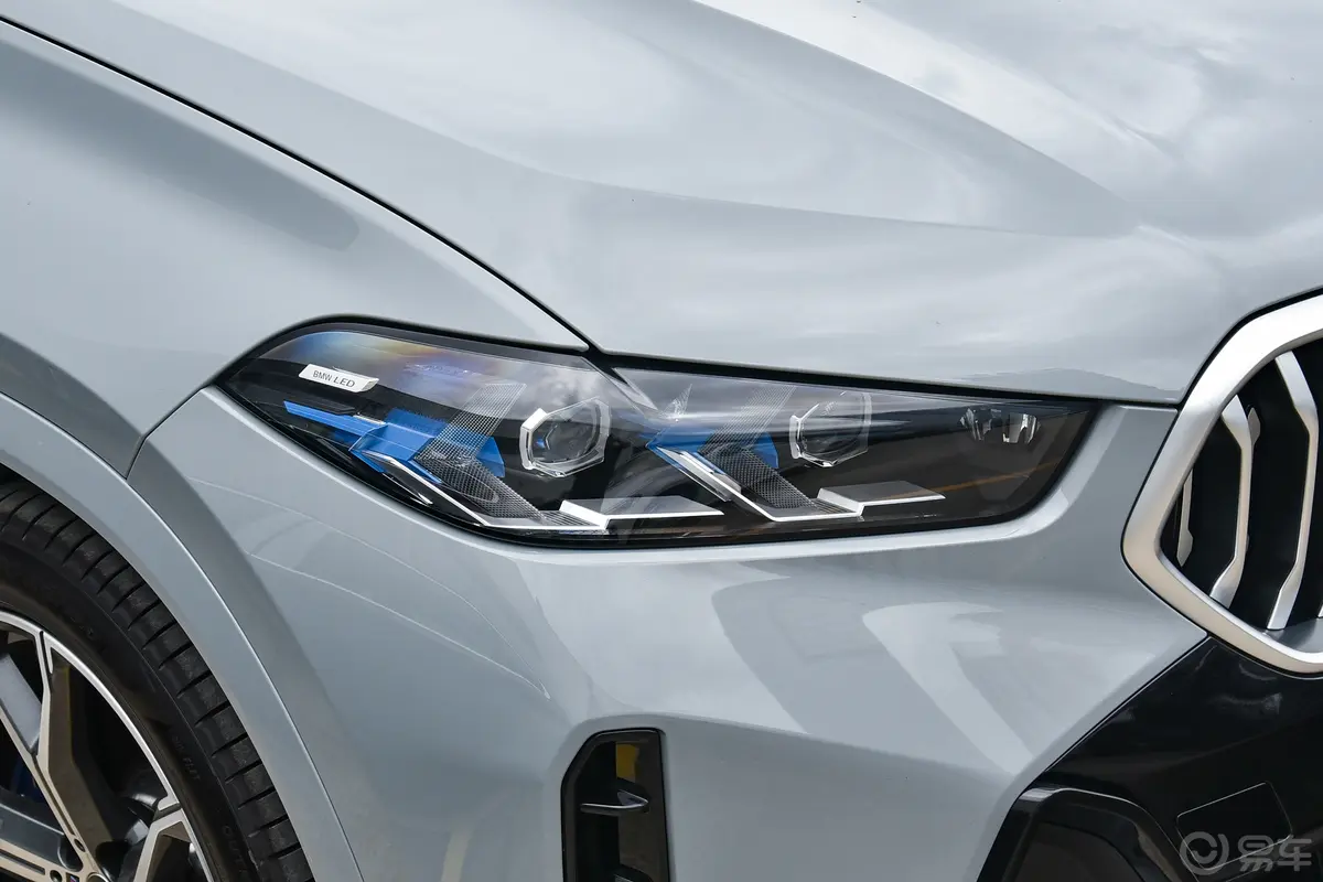 宝马X6改款 xDrive40i 尊享型 M运动套装大灯侧45度俯拍