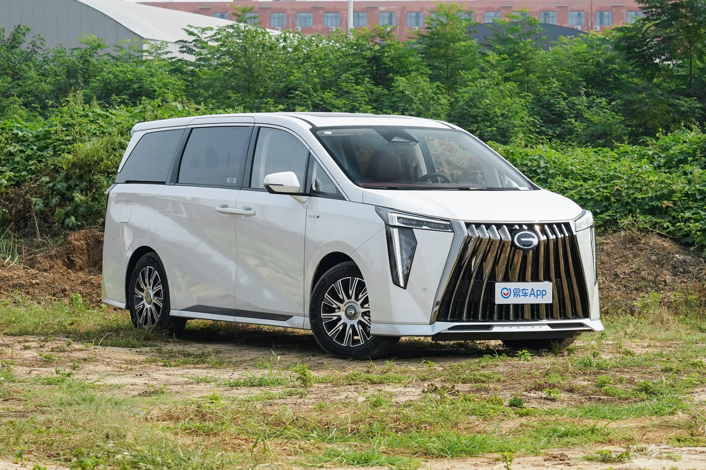 传祺E92.0T 136km 冠军版侧前45度车头向右水平