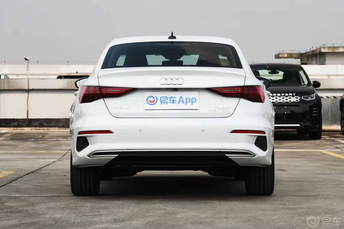 奥迪A3改款 A3L Limousine 35 TFSI 时尚致雅型正后水平