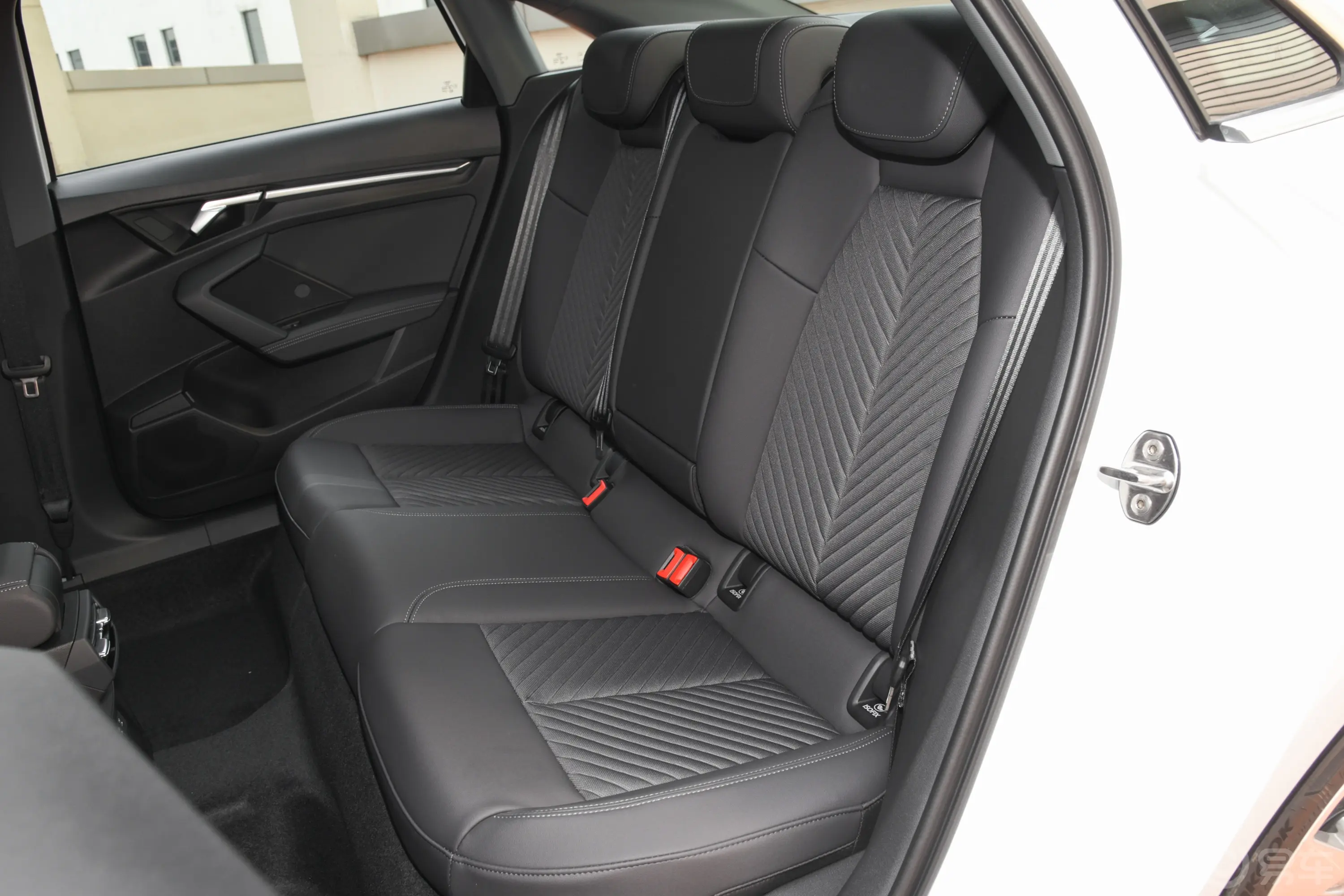 奥迪A3改款 A3L Limousine 35 TFSI 时尚致雅型后备箱内座椅放倒按钮
