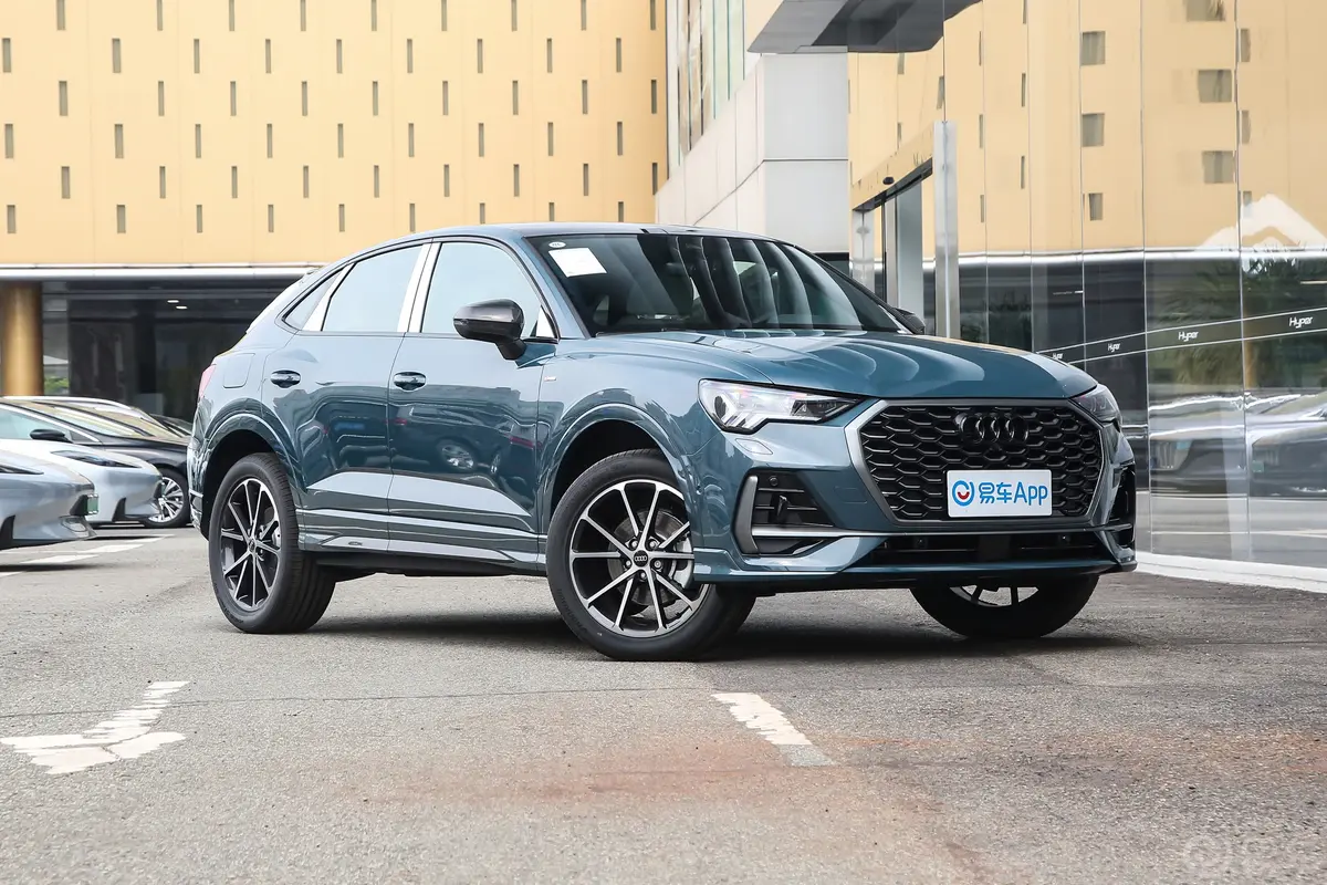 奥迪Q3 Sportback45 TFSI quattro 时尚型侧前45度车头向右水平