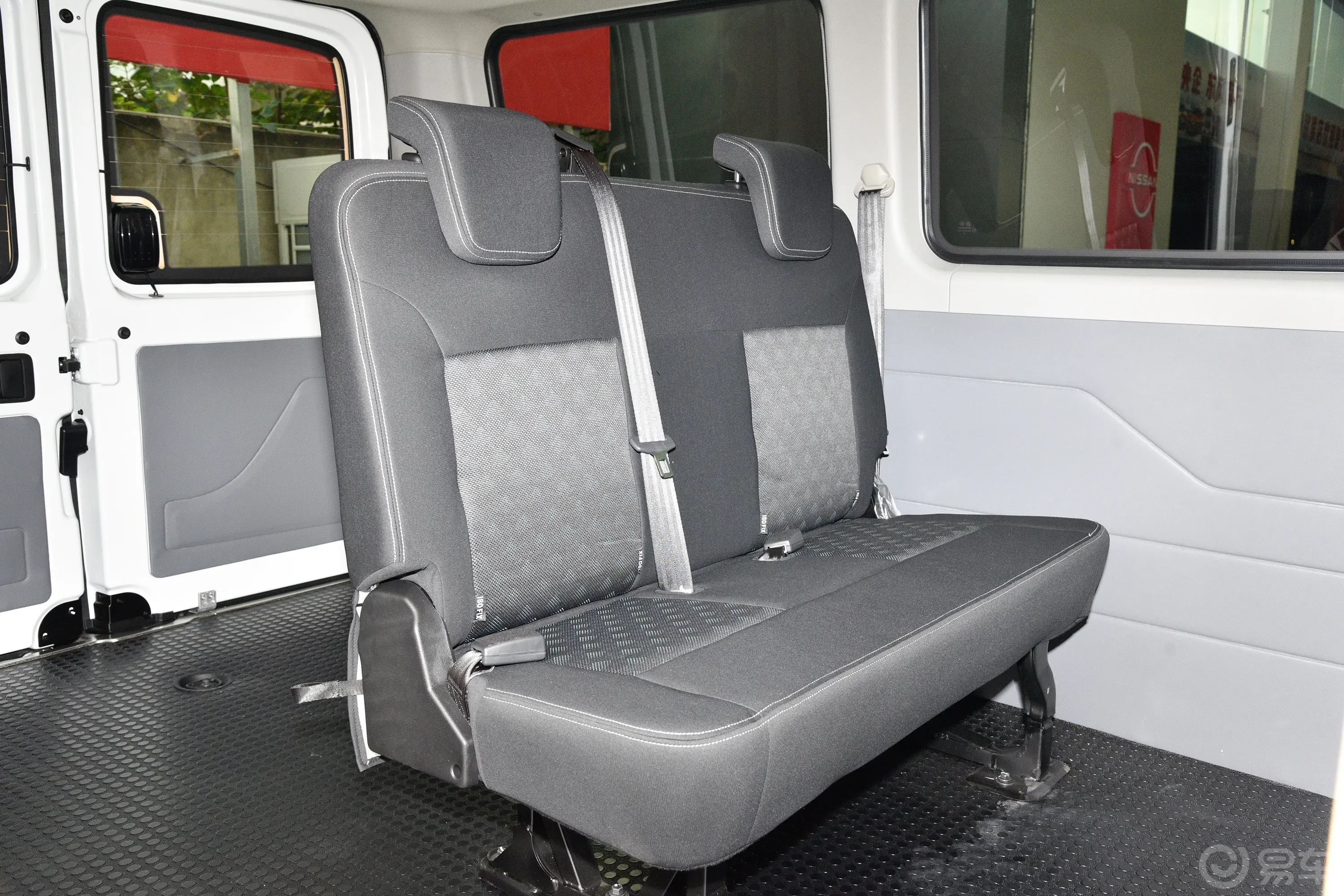 新途V80商旅PRO 2.0T AMT短轴中顶非营运 8/9座后排座椅