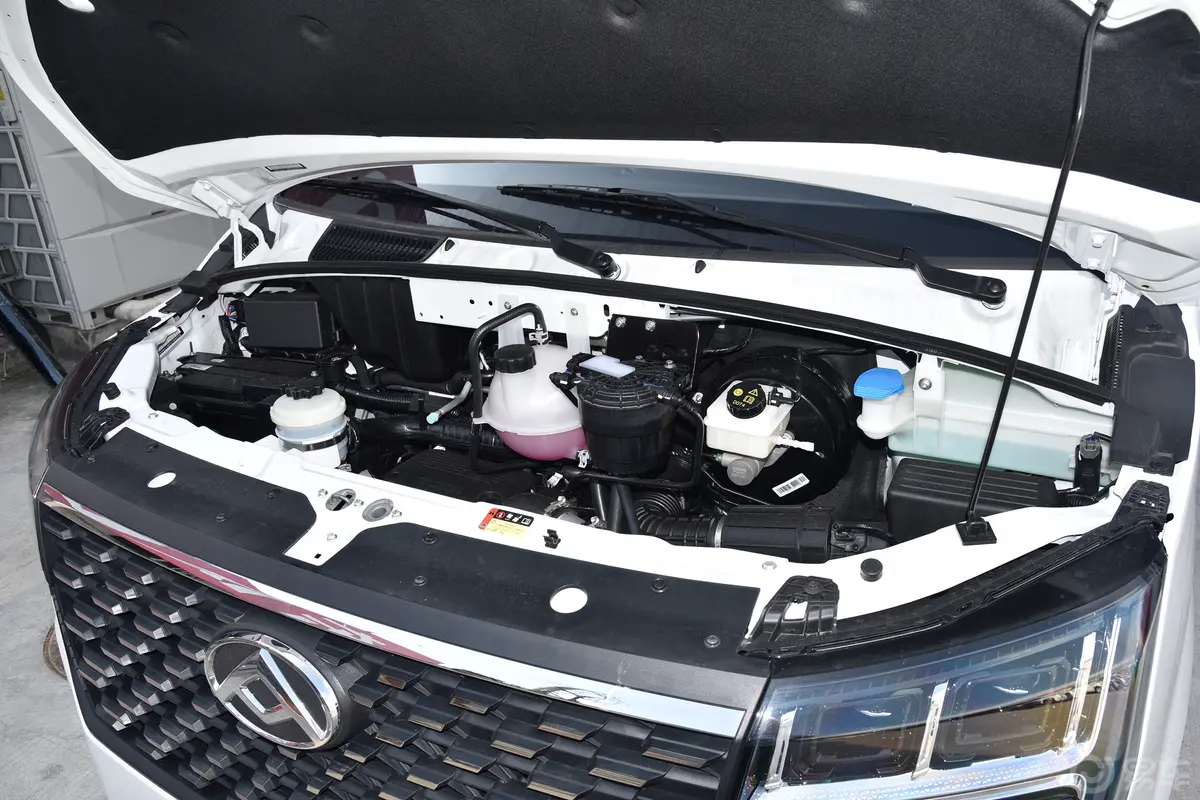 新途V80商旅PRO 2.0T AMT短轴中顶非营运 8/9座动力底盘