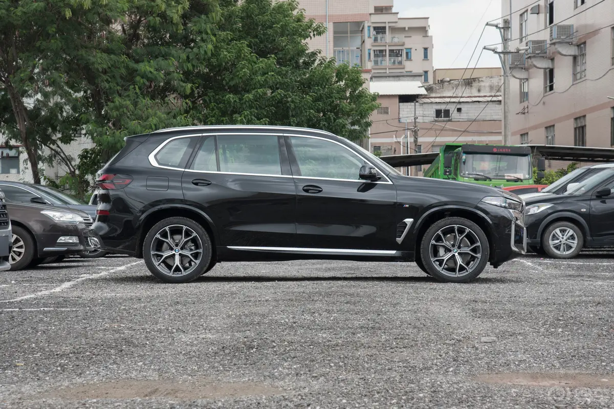 宝马X5xDrive30Li M运动套装正侧车头向右水平