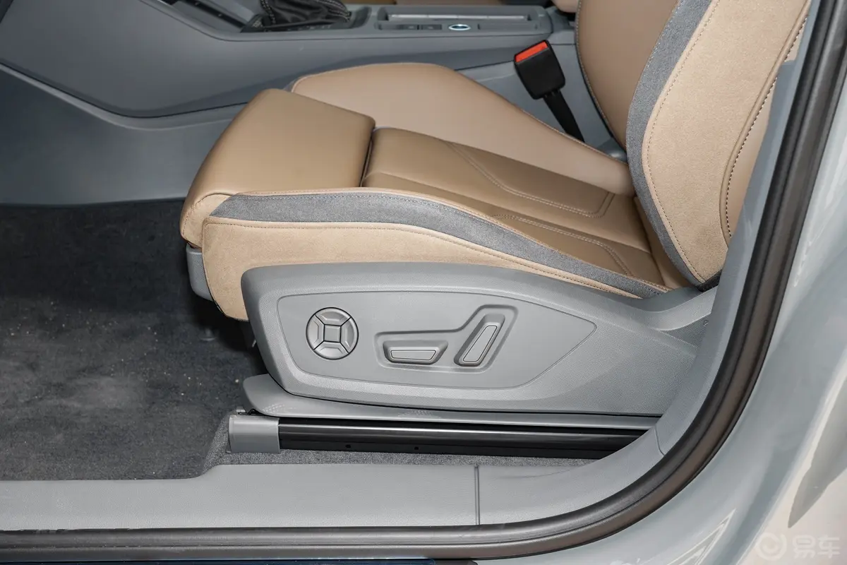 奥迪Q340 TFSI 时尚动感型上市版主驾座椅调节