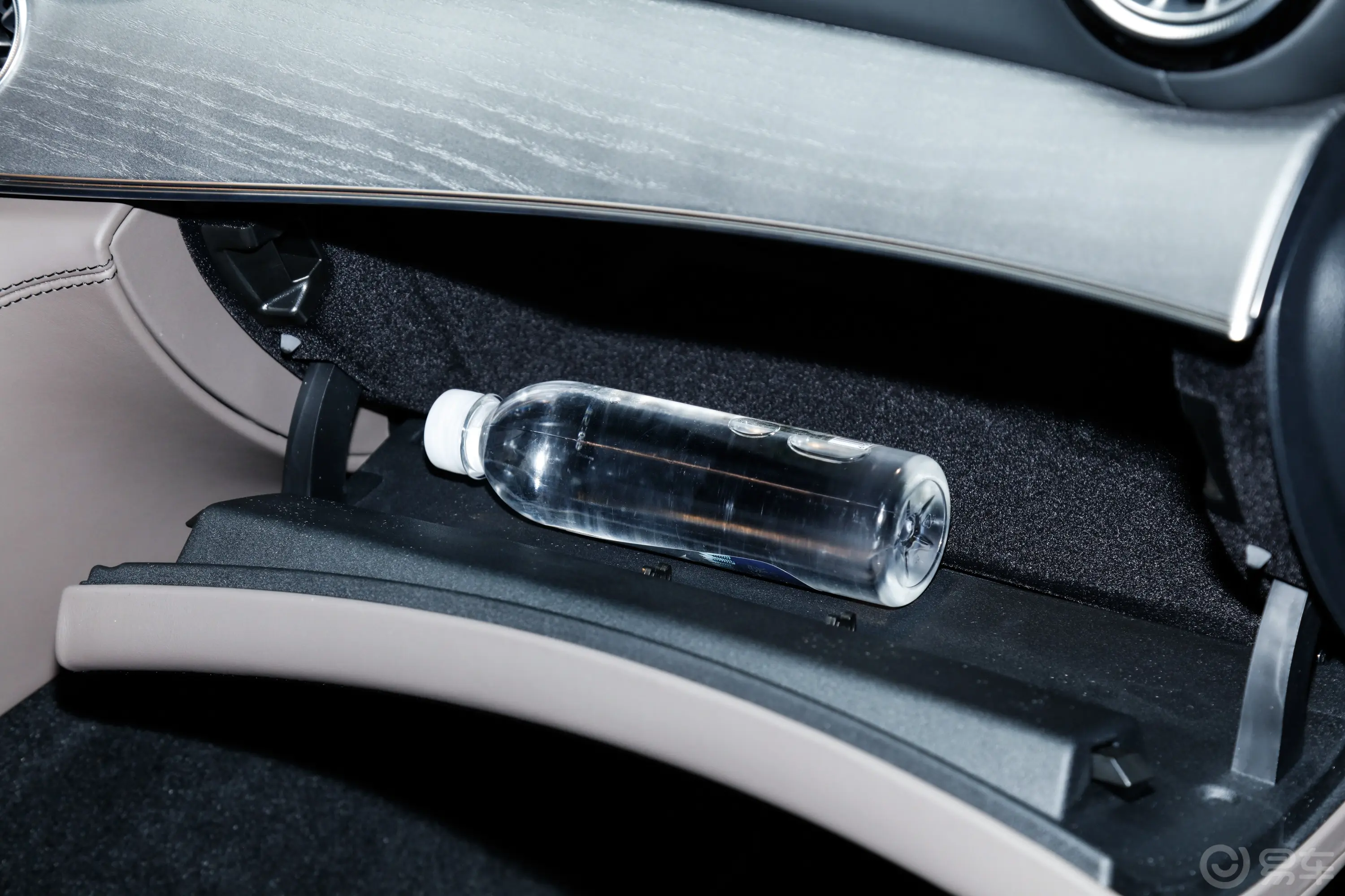 奔驰GT AMGAMG GT 53 4MATIC+ 四门跑车手套箱空间水瓶横置