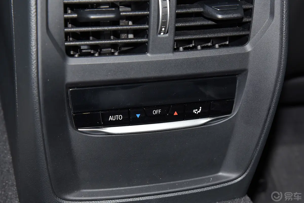 宝马4系双门轿跑车 430i M运动曜夜套装海湖绿特别版后排空调控制键