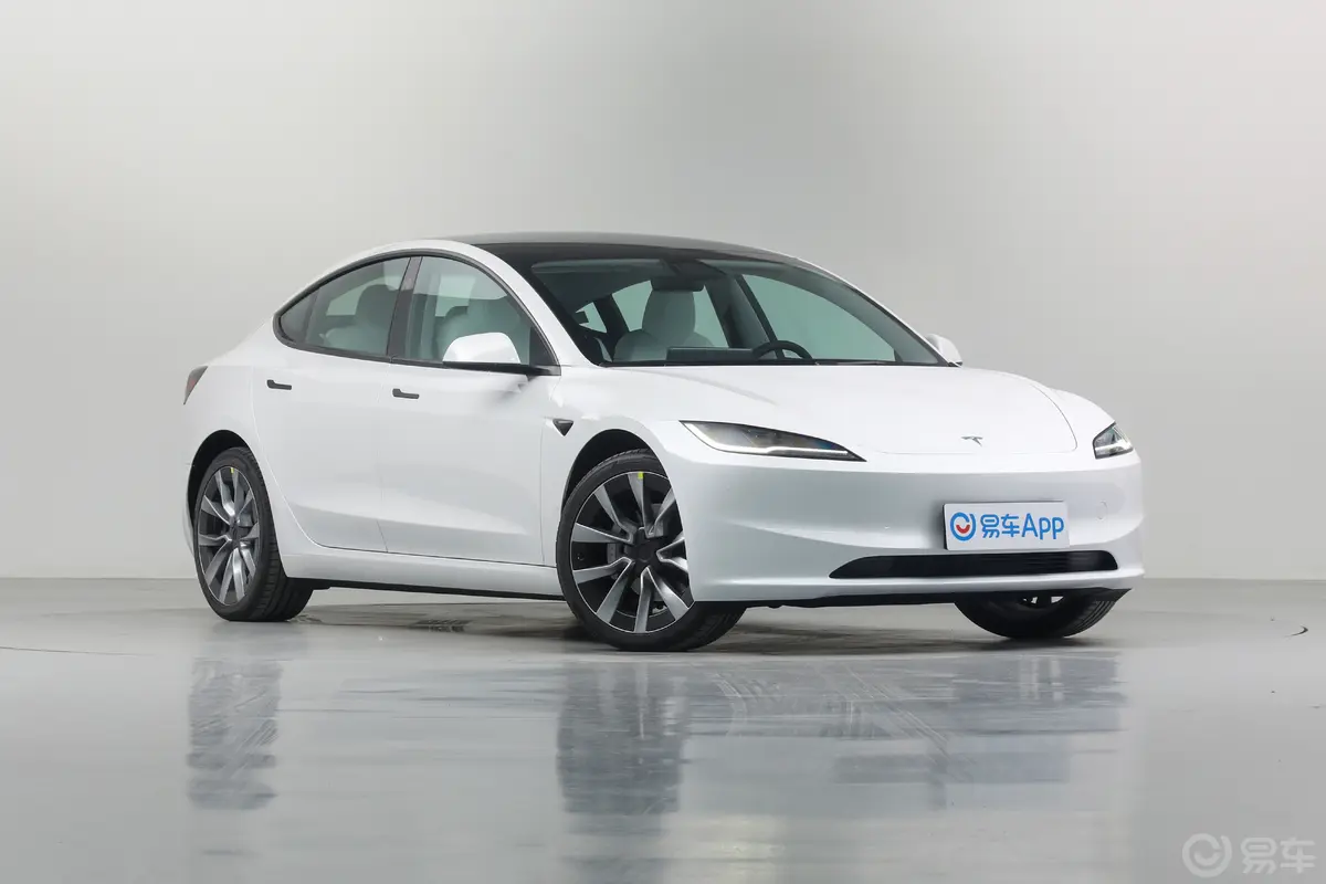 Model 3713km 长续航全轮驱动版侧前45度车头向右水平