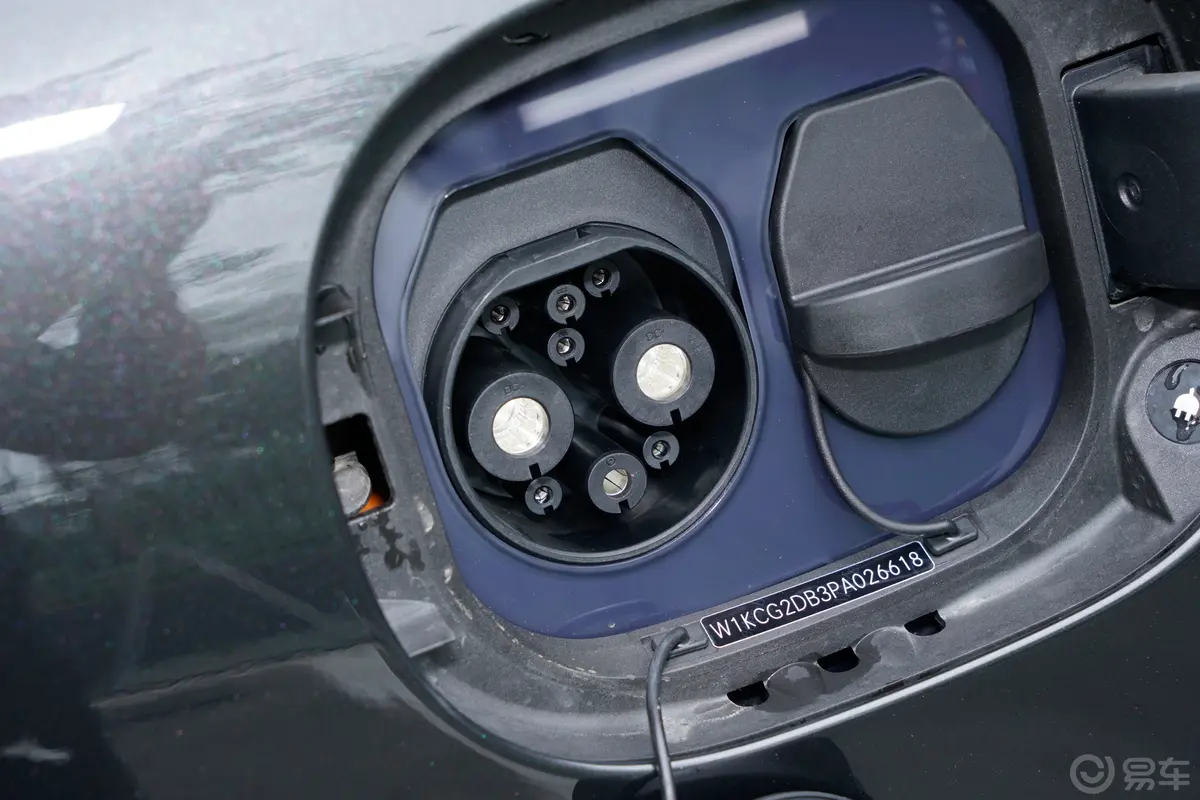 奔驰EQS改款 450+ 先锋版快充充电口