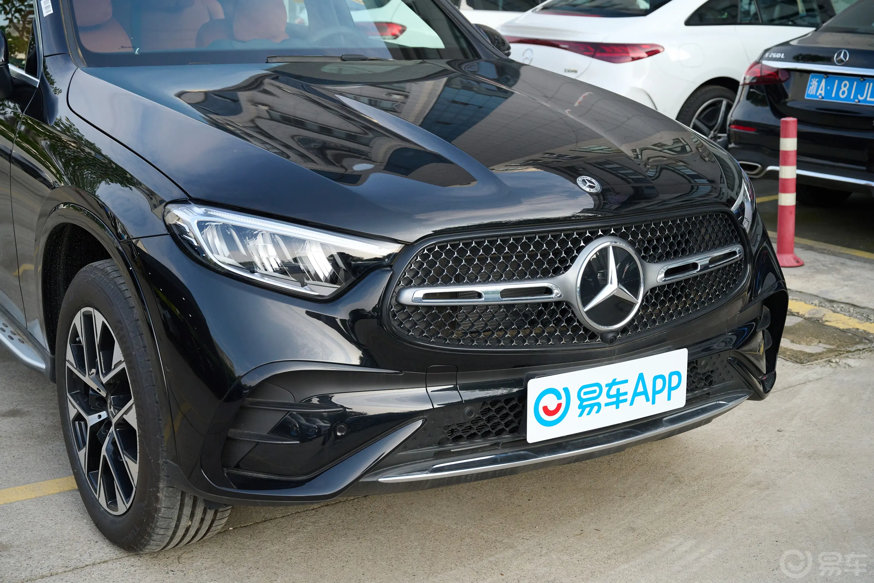 奔驰GLC改款 GLC 260 L 4MATIC 豪华型 7座前格栅侧俯拍