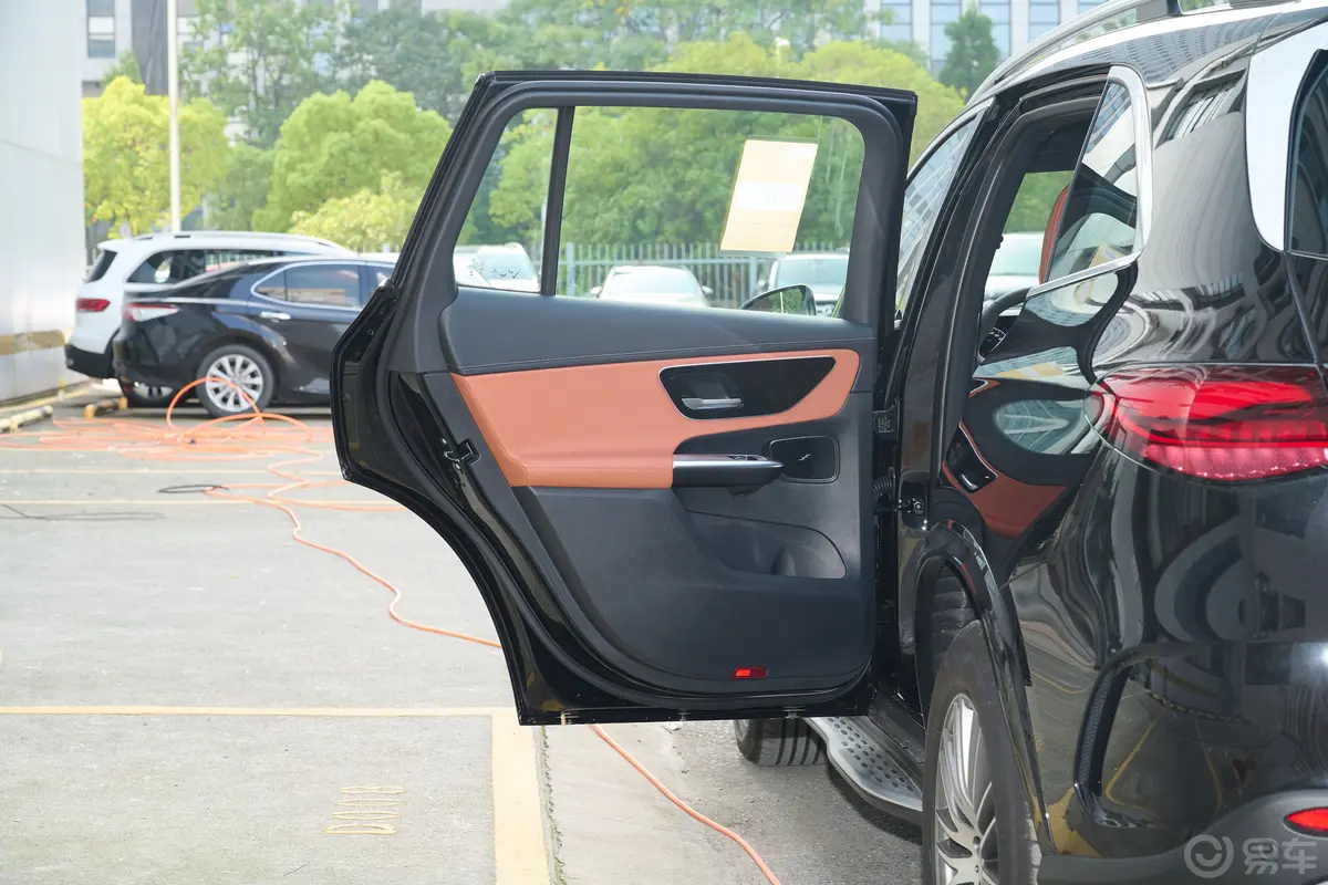 奔驰GLC改款 GLC 300 L 4MATIC 动感型 5座驾驶员侧后车门