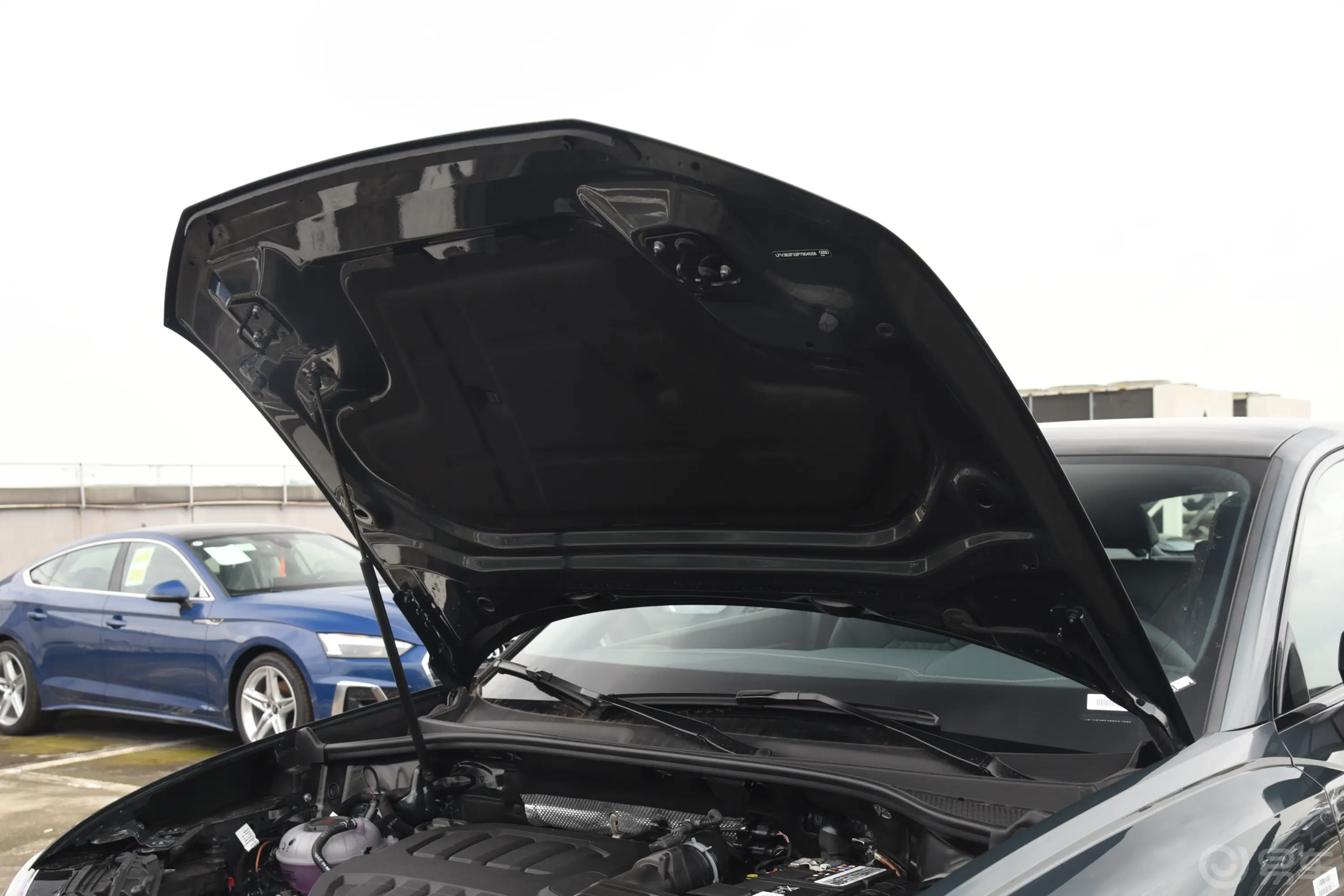 奥迪Q3 Sportback40 TFSI RS套件燃速型发动机舱盖内侧
