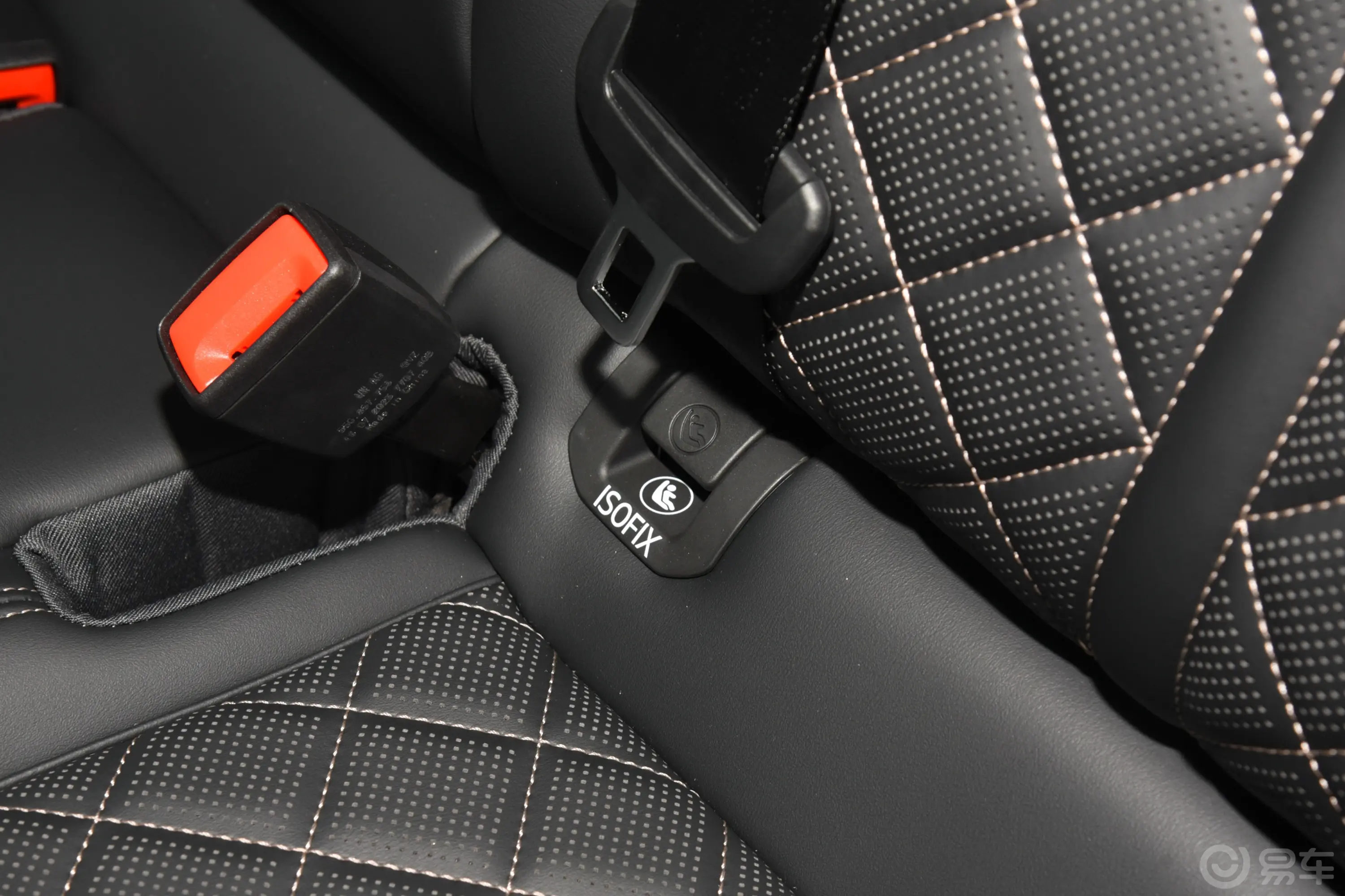 奥迪Q3 Sportback40 TFSI RS套件燃速型儿童座椅接口