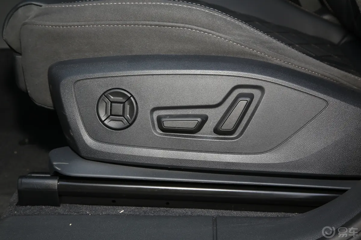 奥迪Q335 TFSI RS套件燃速型主驾座椅调节