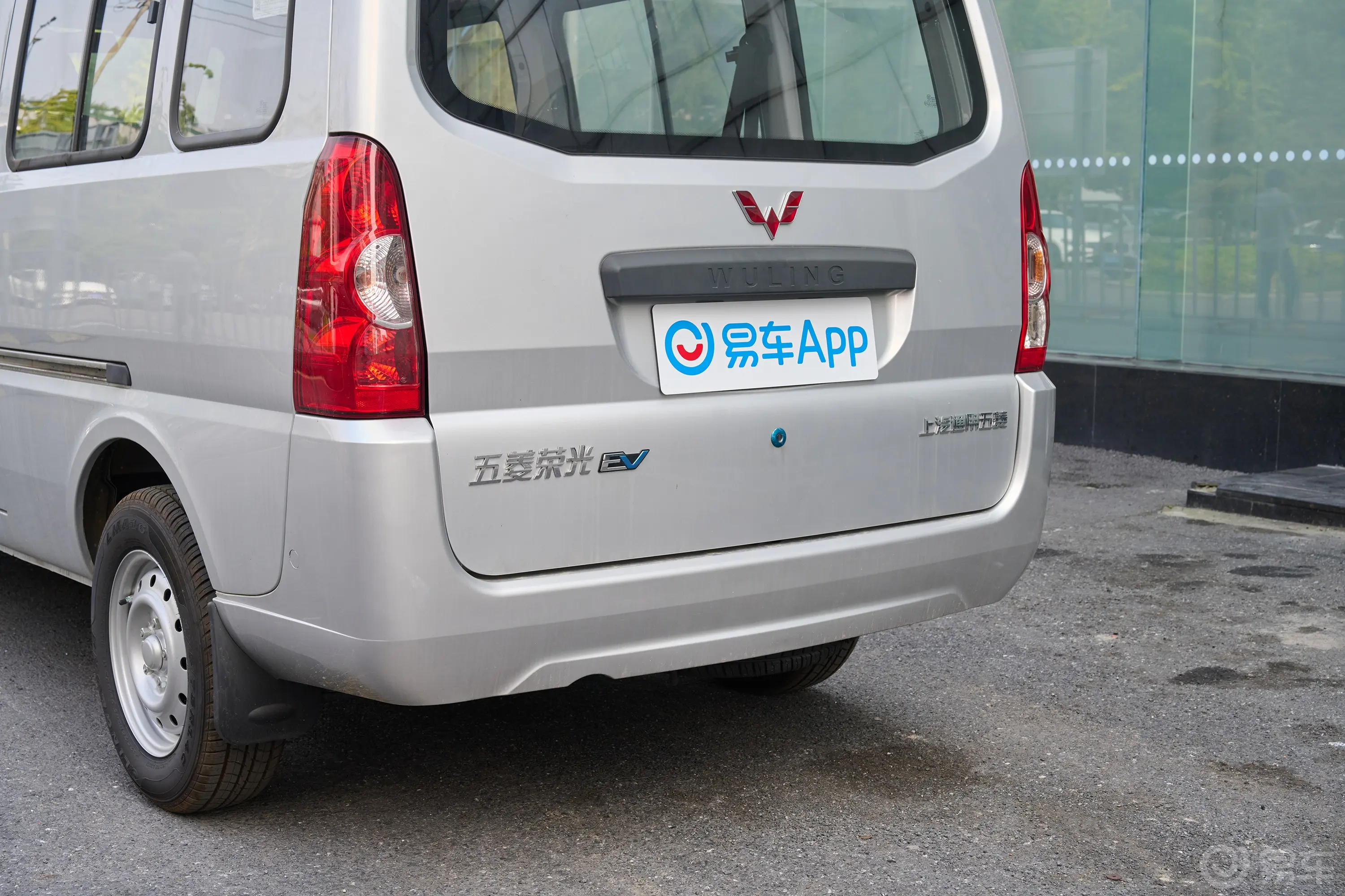 五菱荣光EV300km 客车加长版基本型 7座车后雷达