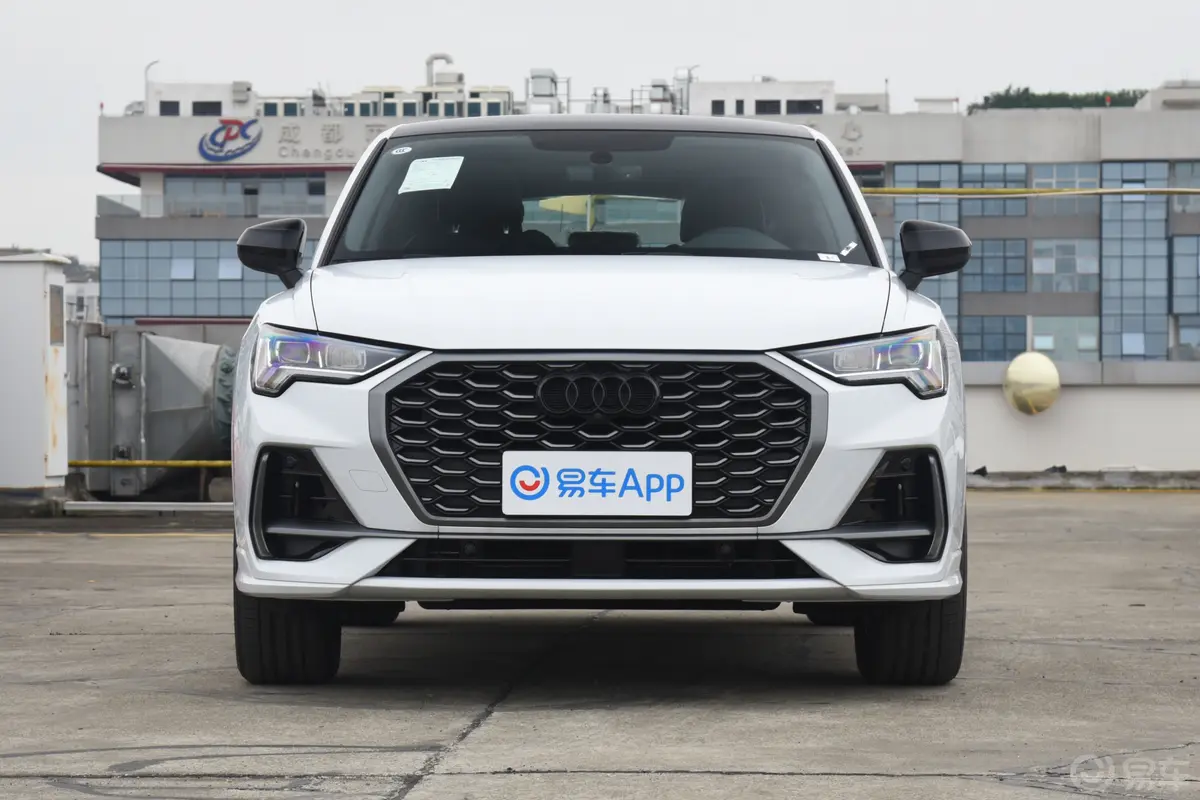 奥迪Q3 Sportback35 TFSI 进取型正前水平