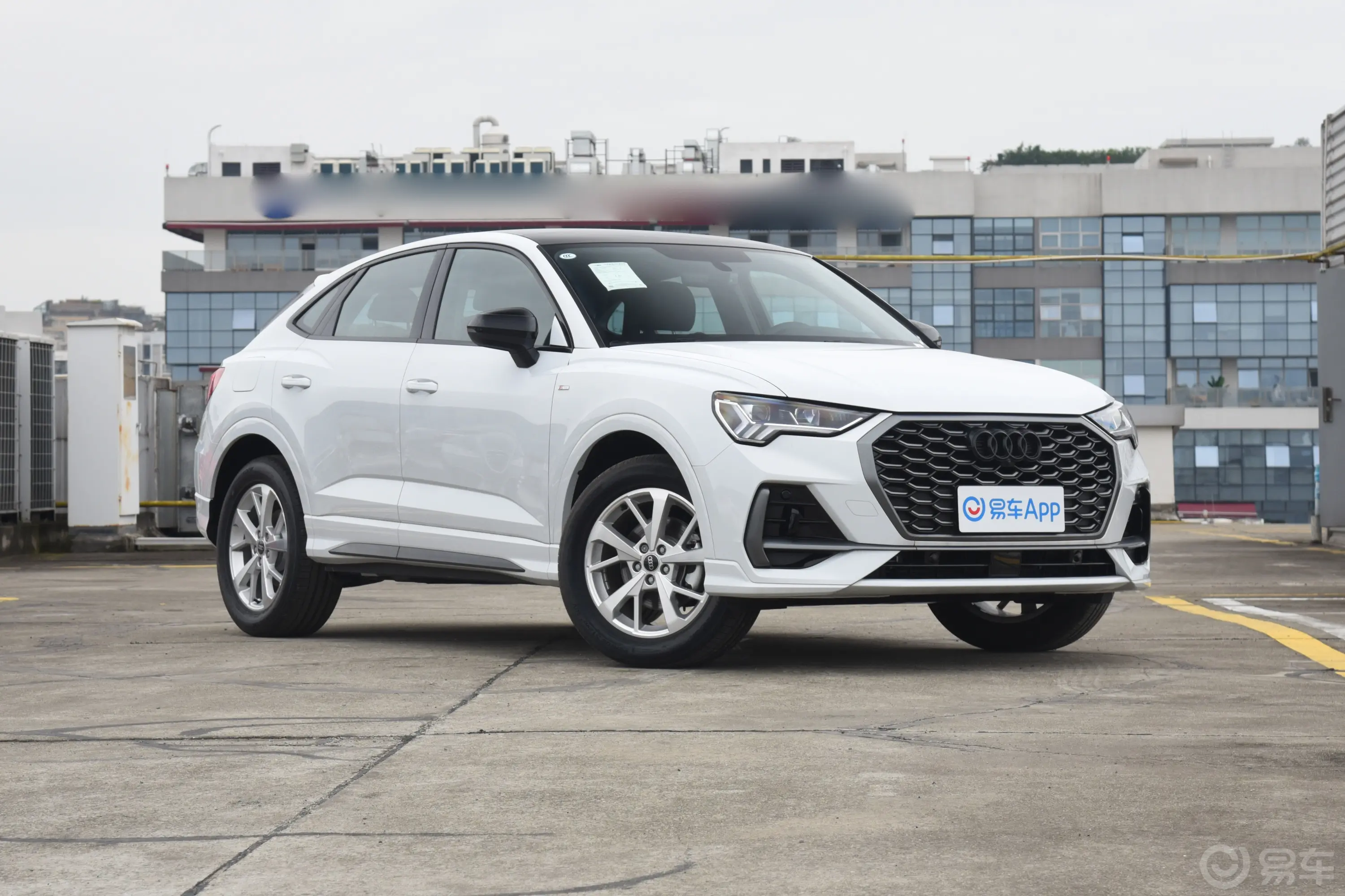 奥迪Q3 Sportback35 TFSI 进取型侧前45度车头向右水平