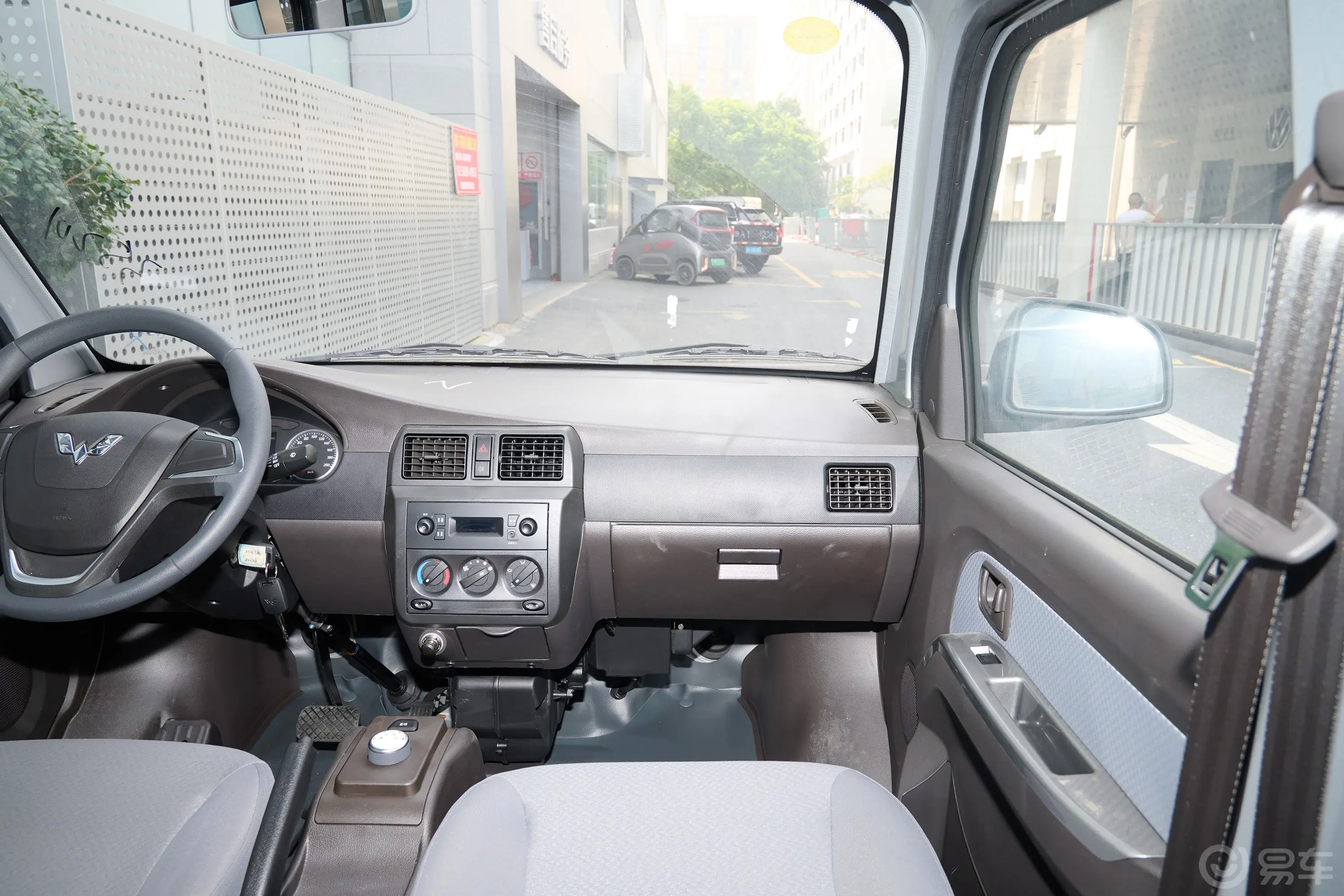 五菱荣光EV300km 客车加长版基本型 7座副驾驶位区域