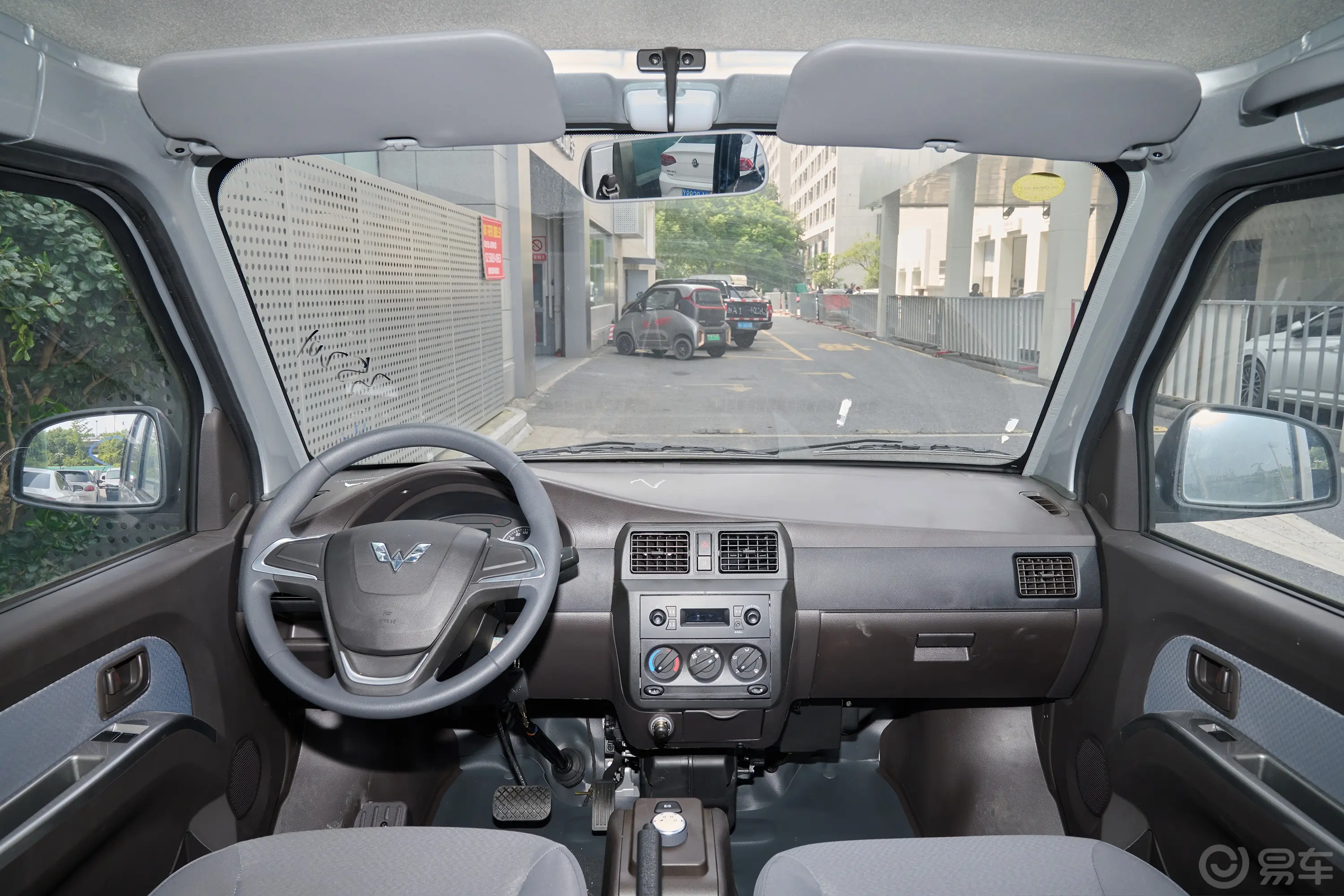五菱荣光EV300km 客车加长版基本型 7座前排空间体验