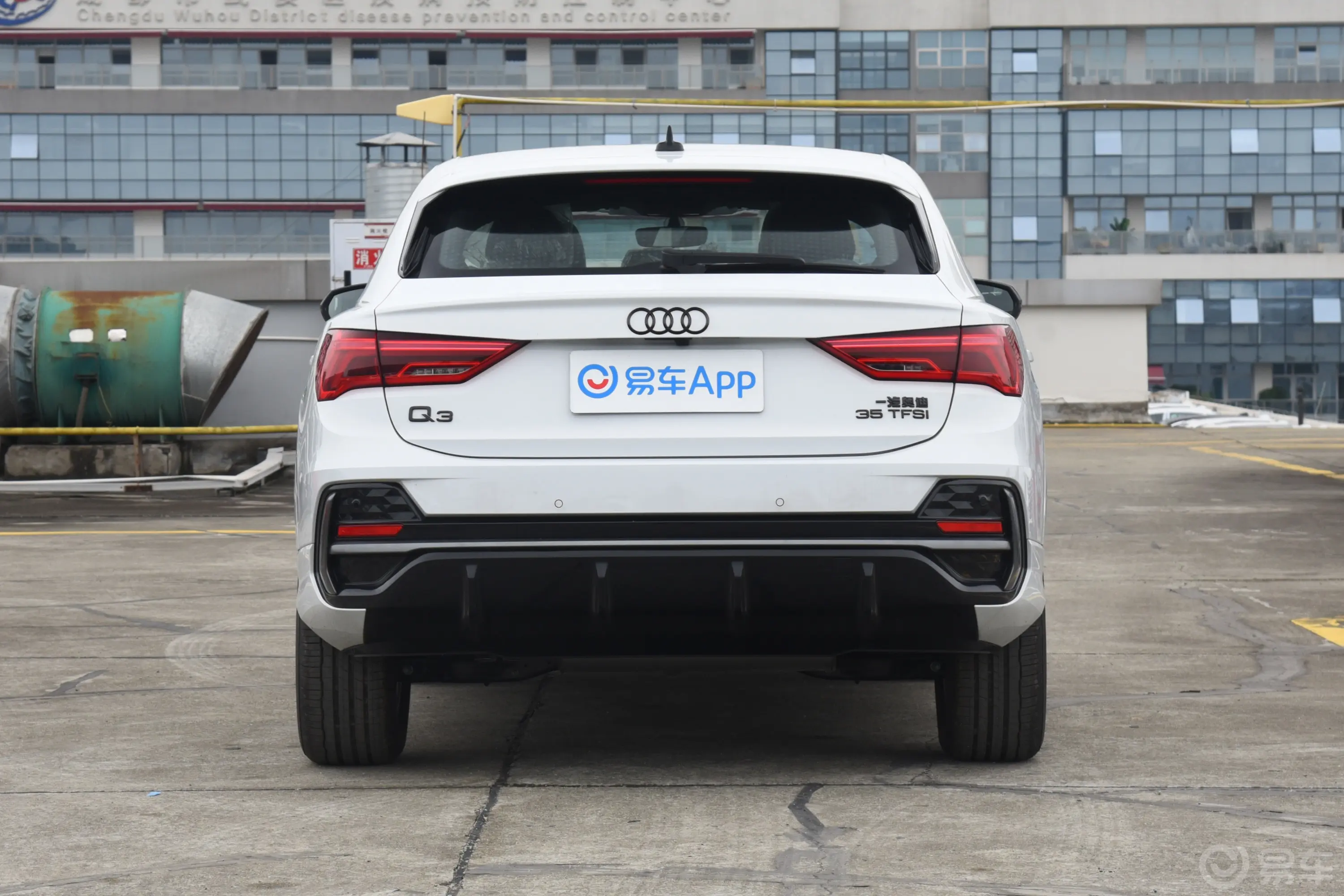 奥迪Q3 Sportback35 TFSI 进取型正后水平