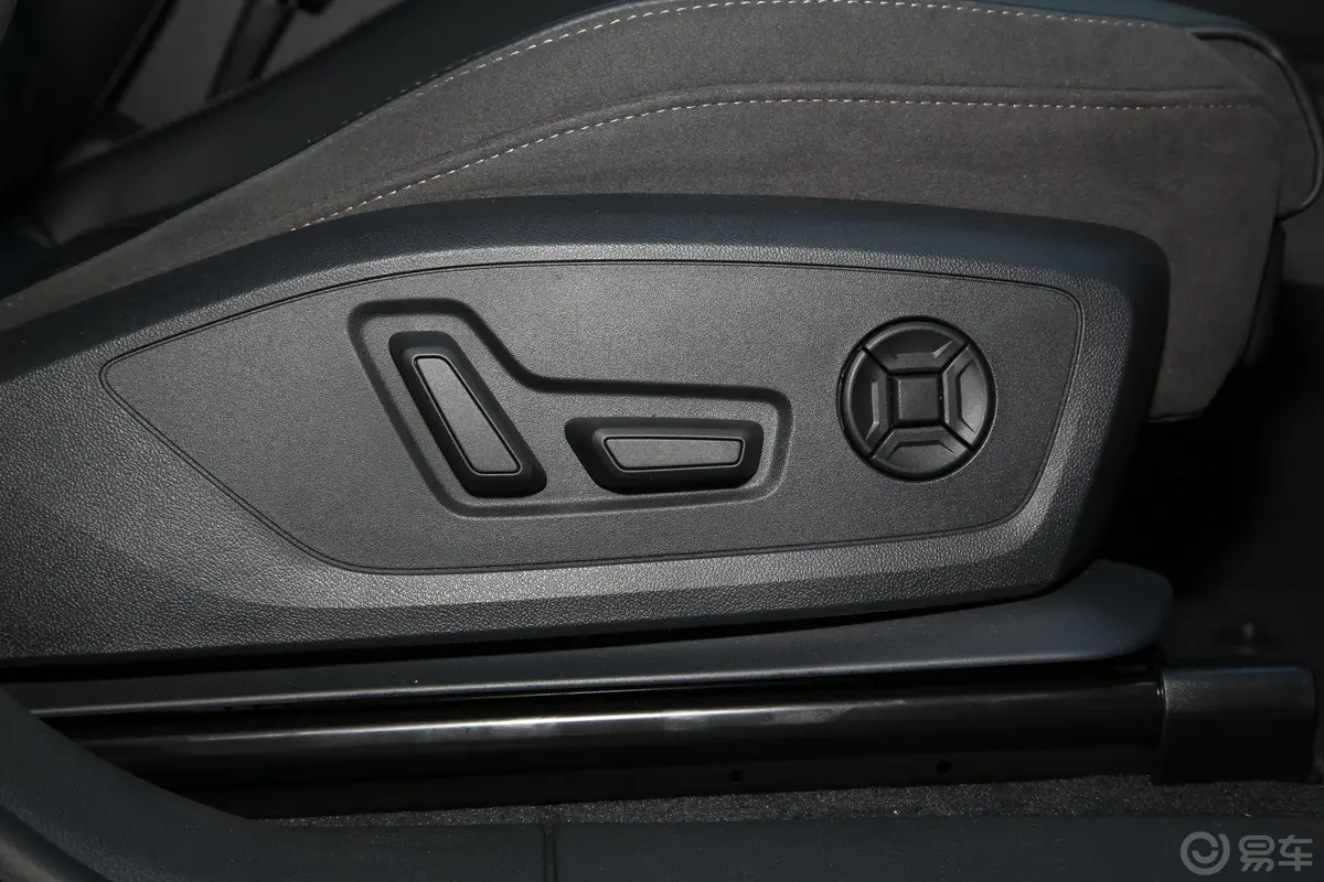 奥迪Q335 TFSI RS套件燃速型副驾座椅调节