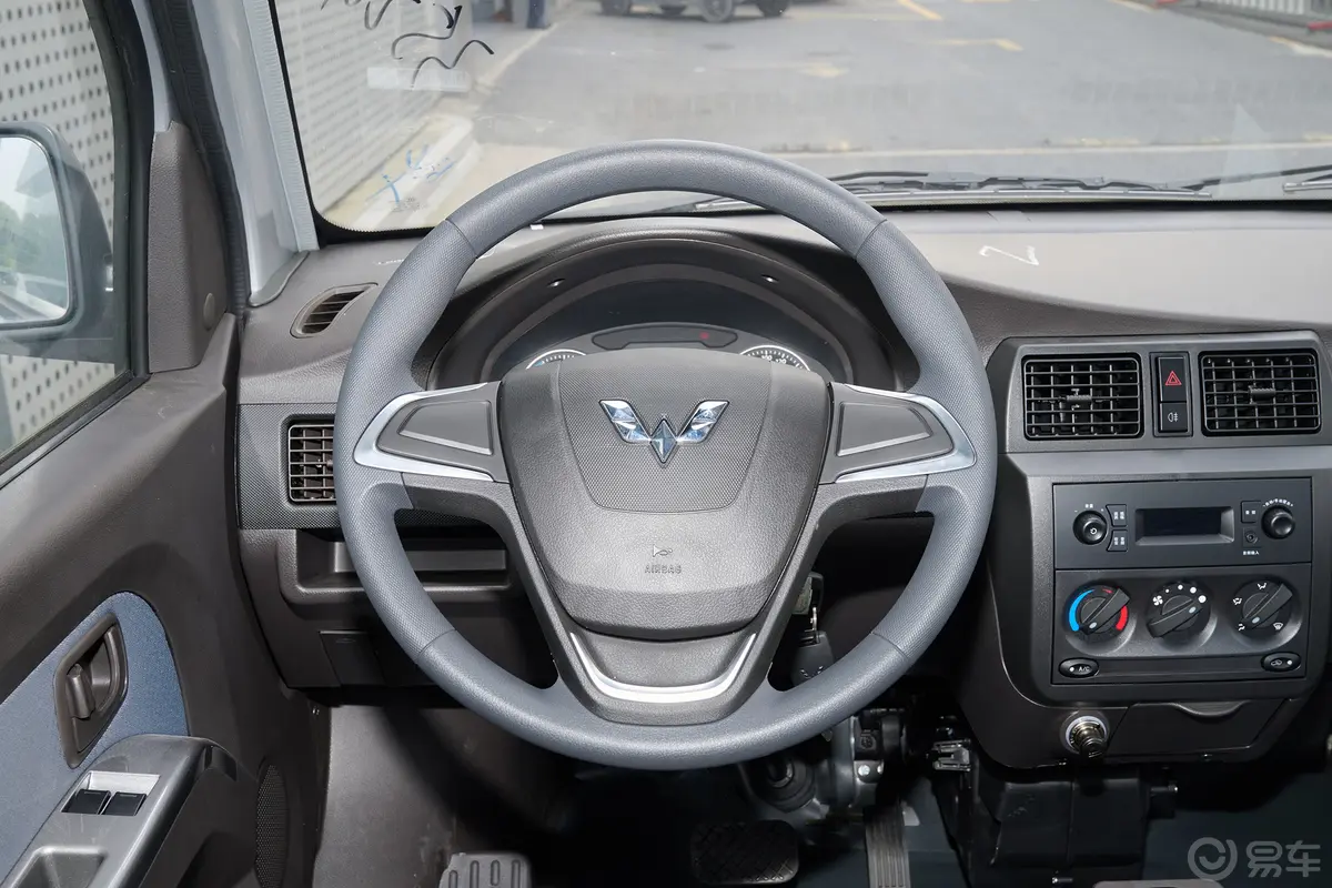 五菱荣光EV300km 客车加长版基本型 7座方向盘