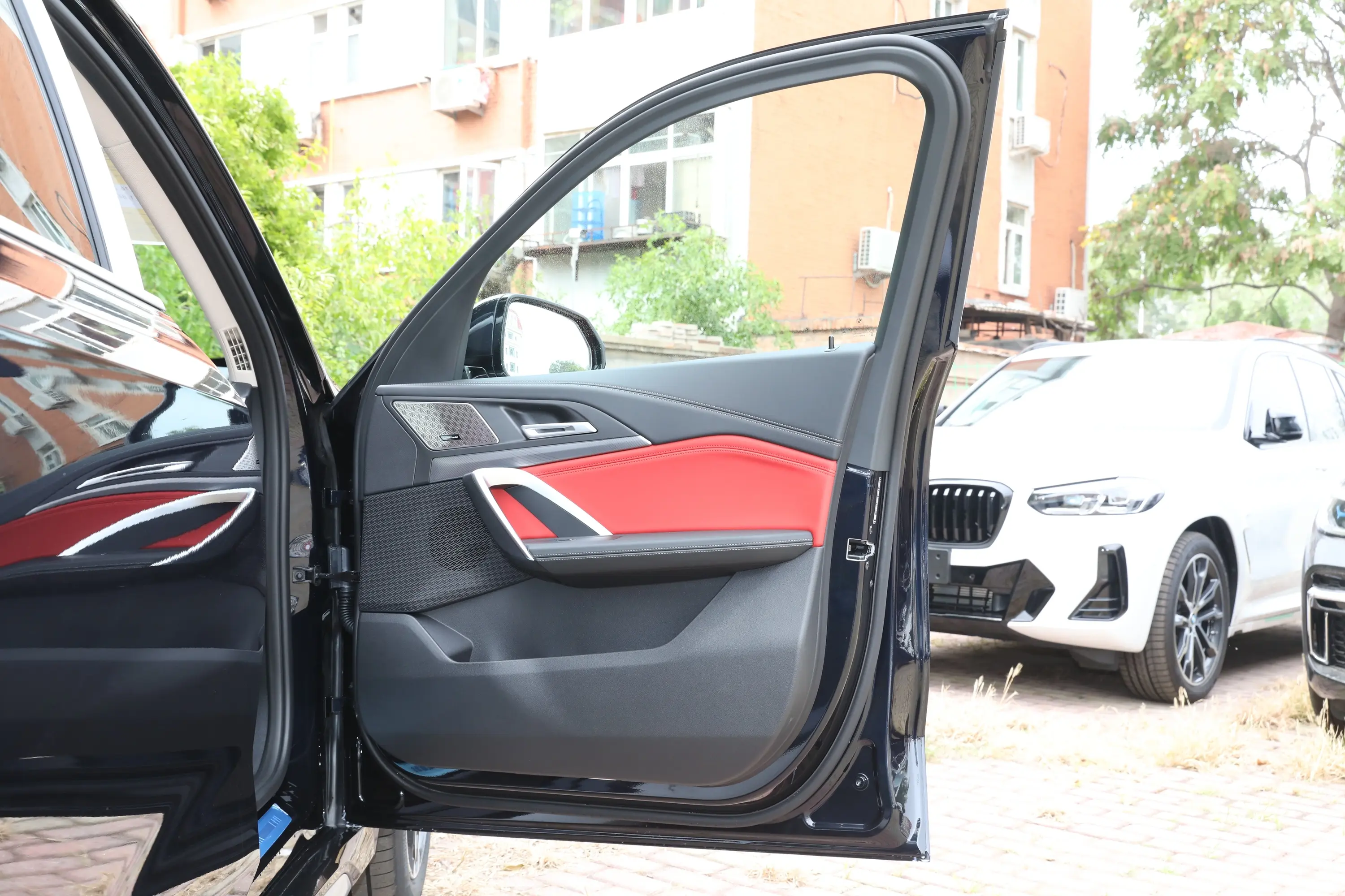 宝马iX1xDrive30L M运动套装副驾驶员车门