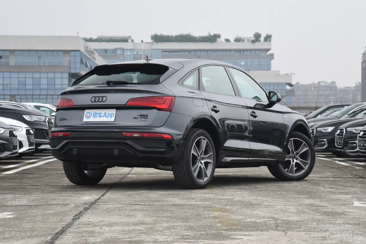 奥迪Q5L Sportback40 TFSI 豪华型侧后45度车头向右水平