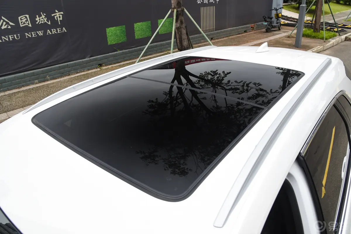 凯迪拉克XT5轻混 2.0T 两驱风尚型天窗