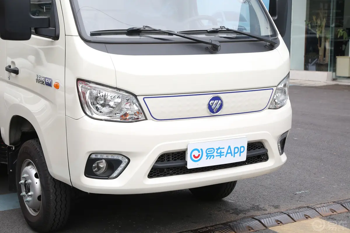 祥菱M EV260km M2 标轴厢式车前格栅侧俯拍