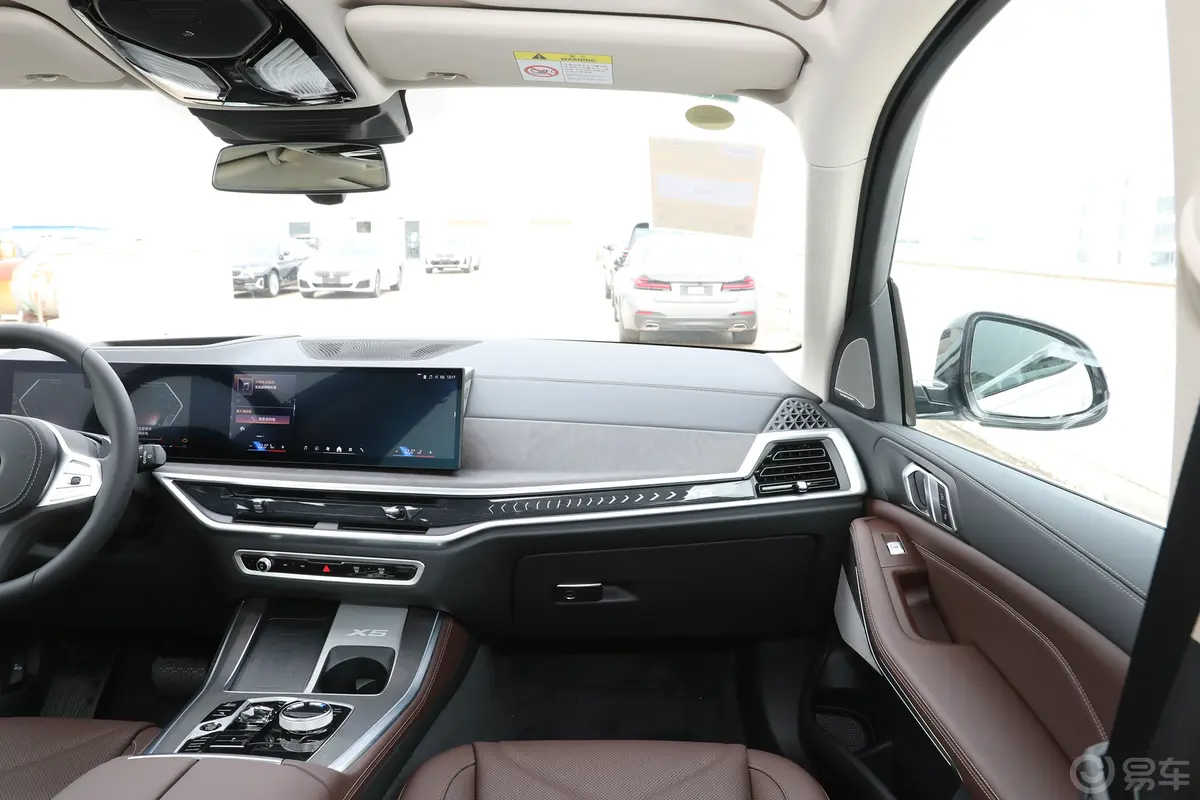 宝马X5xDrive30Li 尊享型M运动套装副驾驶位区域
