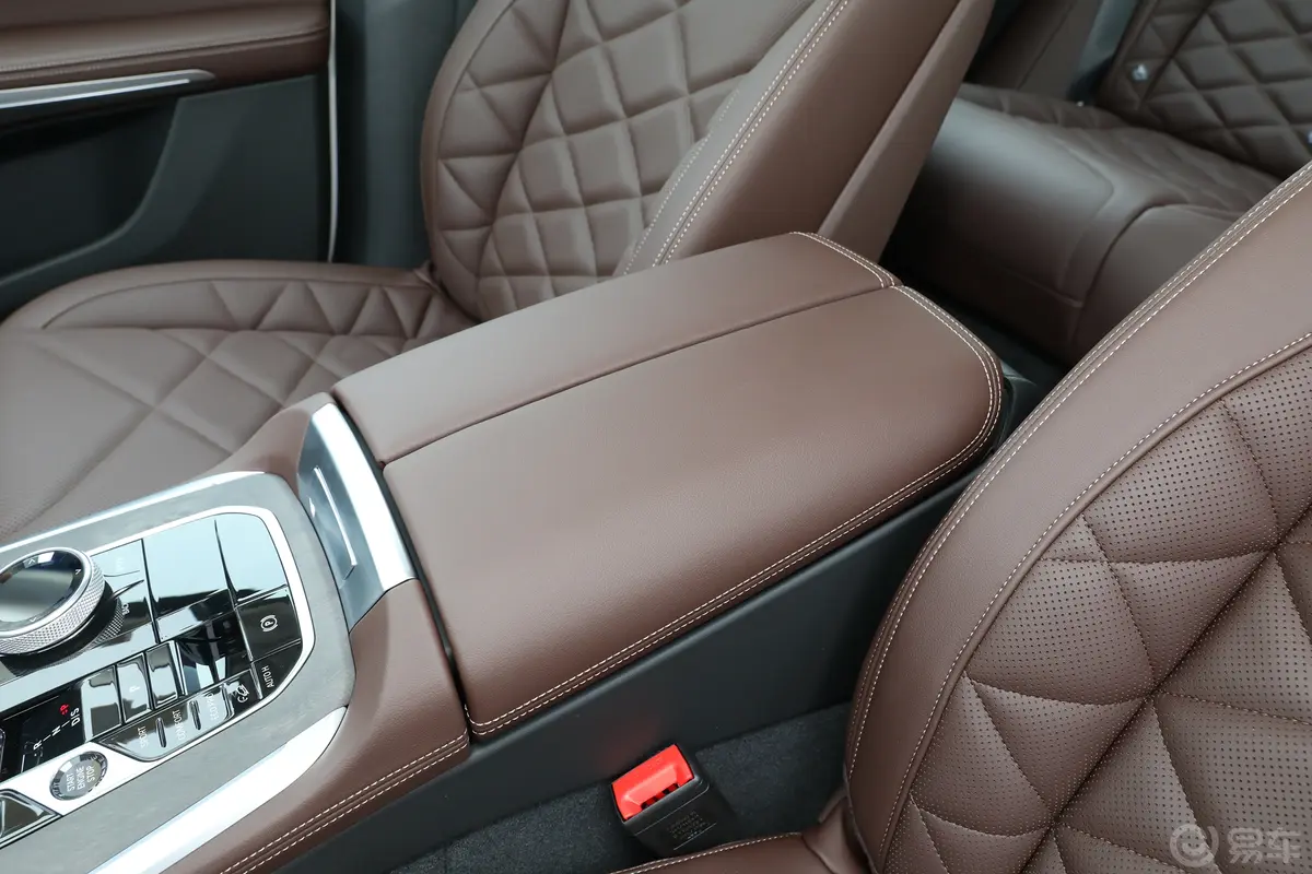 宝马X5xDrive30Li 尊享型M运动套装前排中央扶手