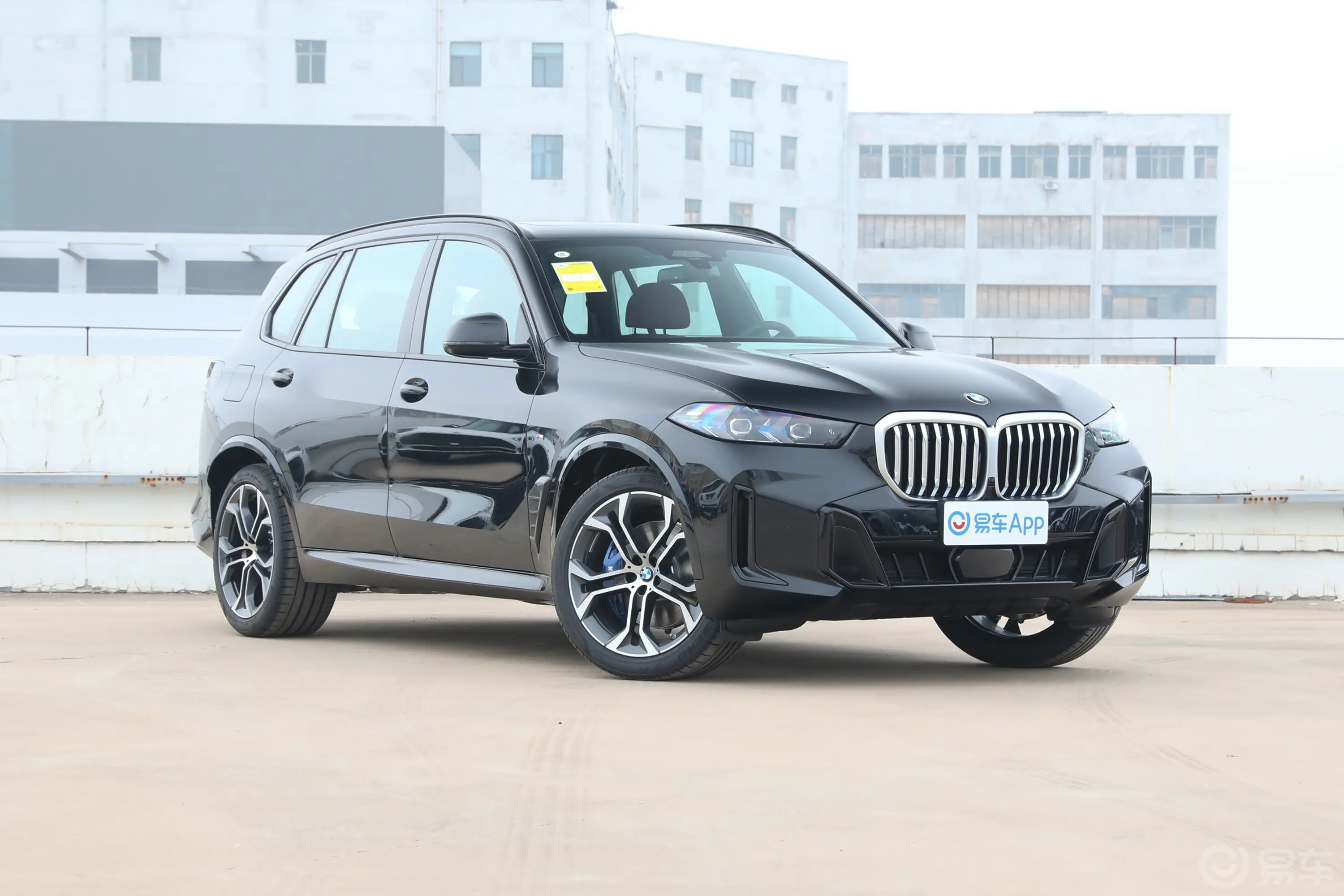 宝马X5xDrive40Li 尊享型M运动曜夜套装侧前45度车头向右水平