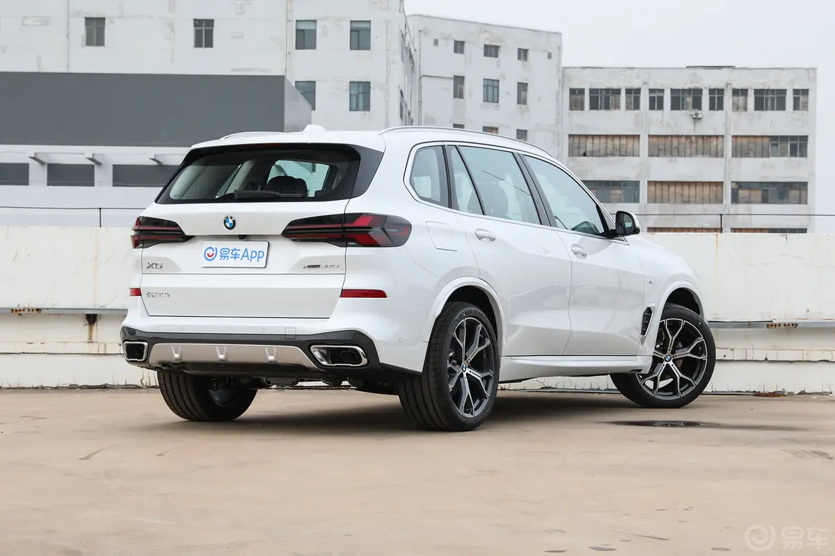 宝马X5xDrive30Li 尊享型M运动套装侧后45度车头向右水平