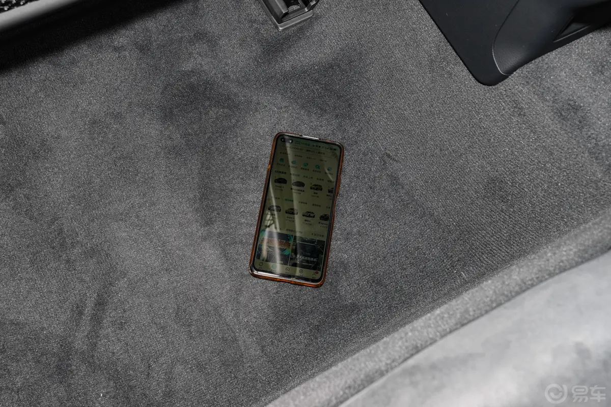 奥迪S72.9T Sportback 竞技限量版后排地板中间位置
