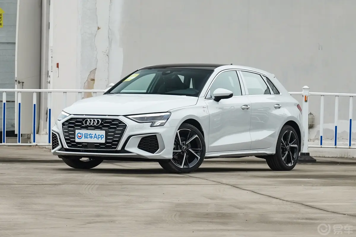 奥迪A3Sportback 35 TFSI 时尚运动型侧前45度车头向左水平